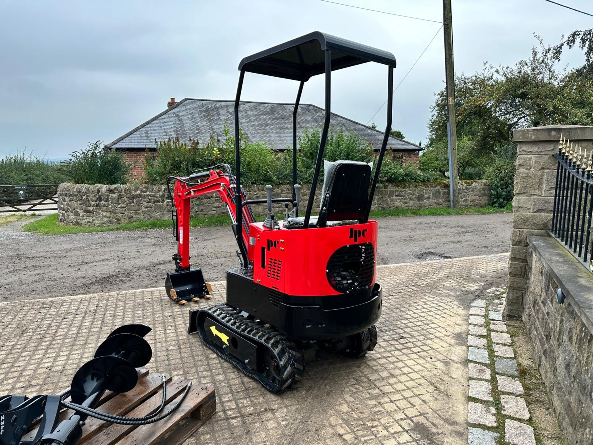 NEW/UNUSED JPC HT12 MINI EXCAVATOR BUNDLE! POSTHOLE BORER AND LOG GRAB *PLUS VAT* - Image 2 of 10