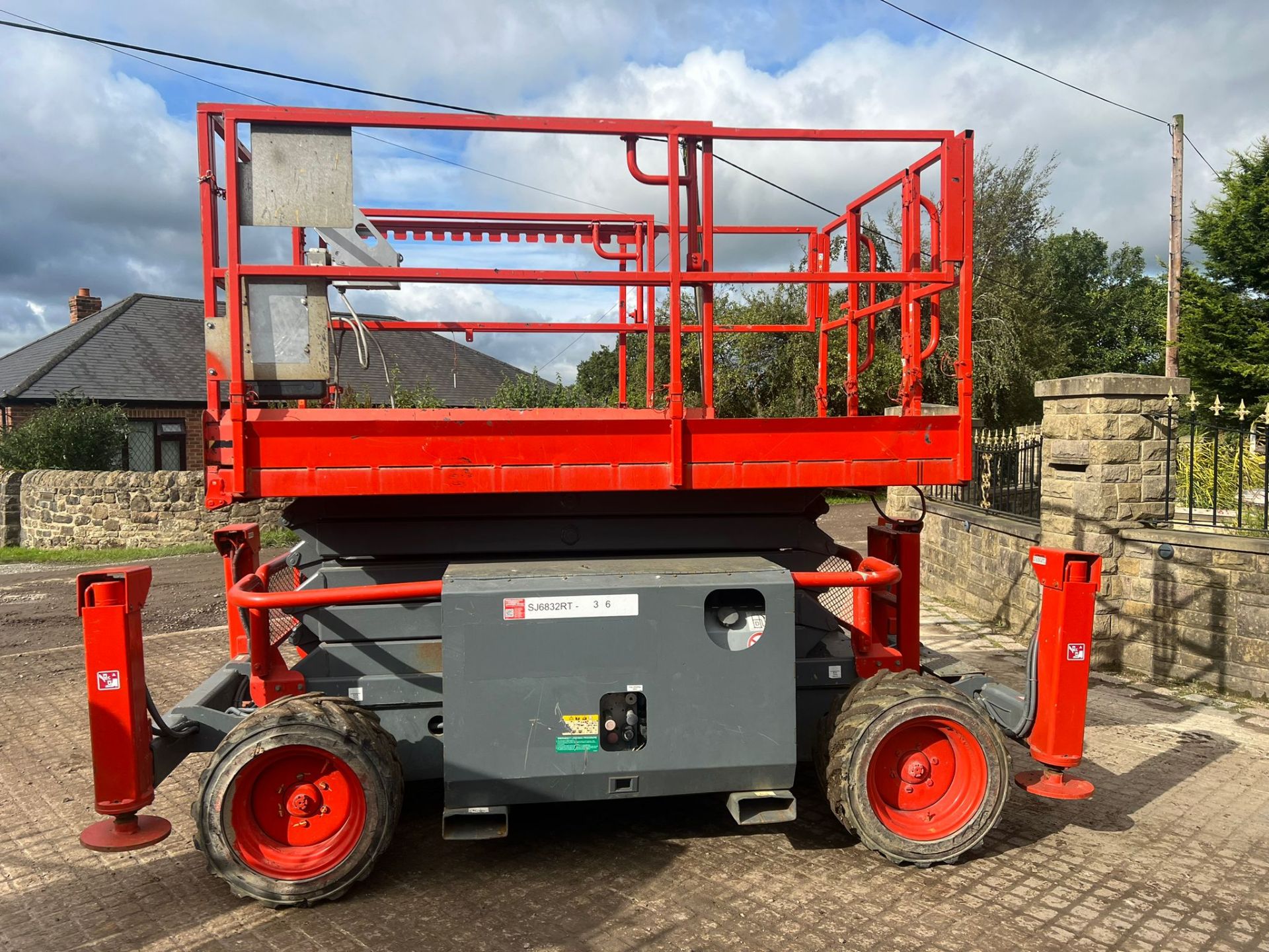 2011 SKYJACK SJ6832RT 4WD ROUGH TERRAIN SCISSOR LIFT *PLUS VAT* - Image 6 of 15