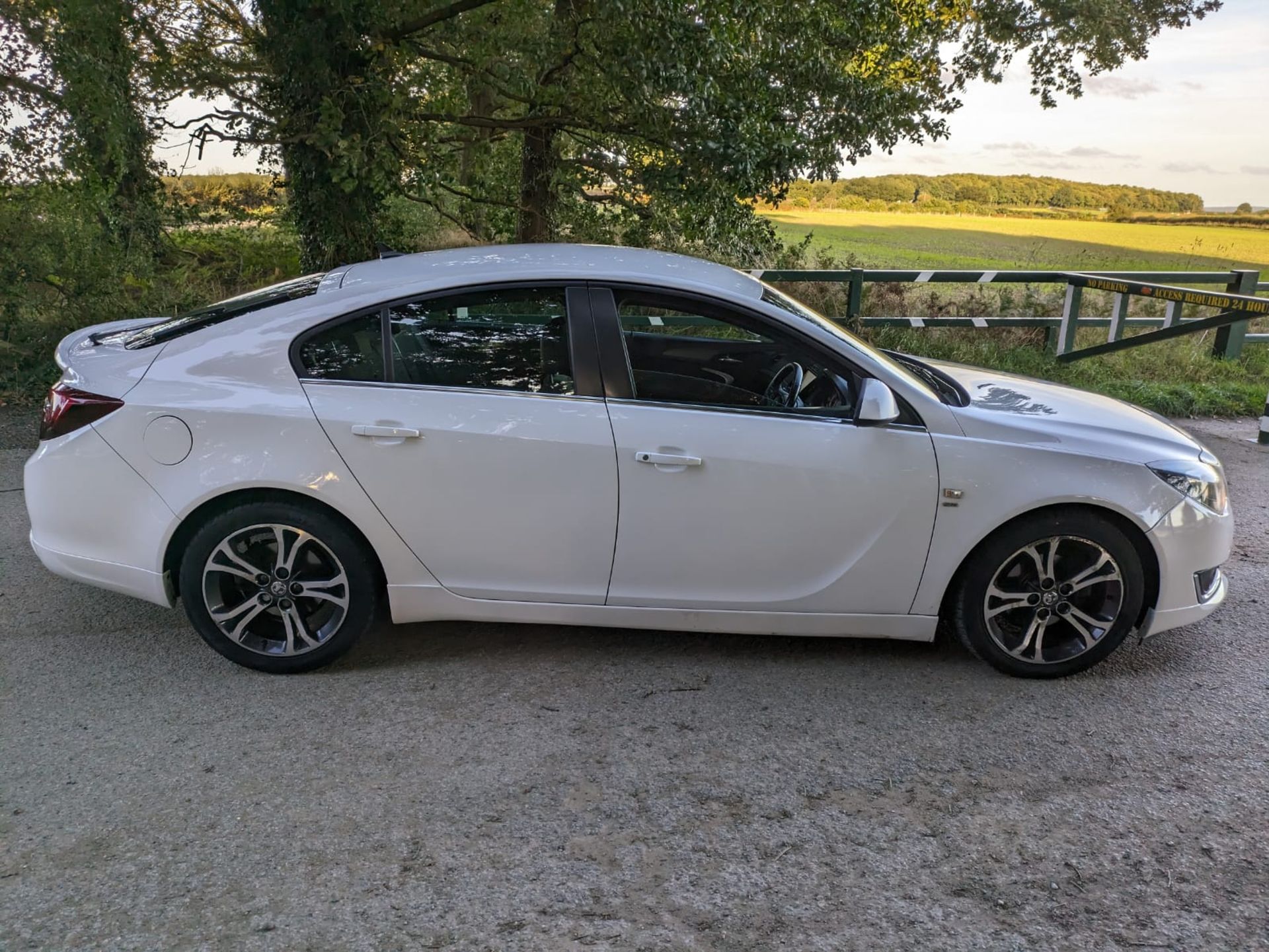 2014 VAUXHALL INSIGNIA LTD ED CDTI ECO S/S WHITE HATCHBACK *NO VAT* - Image 12 of 29