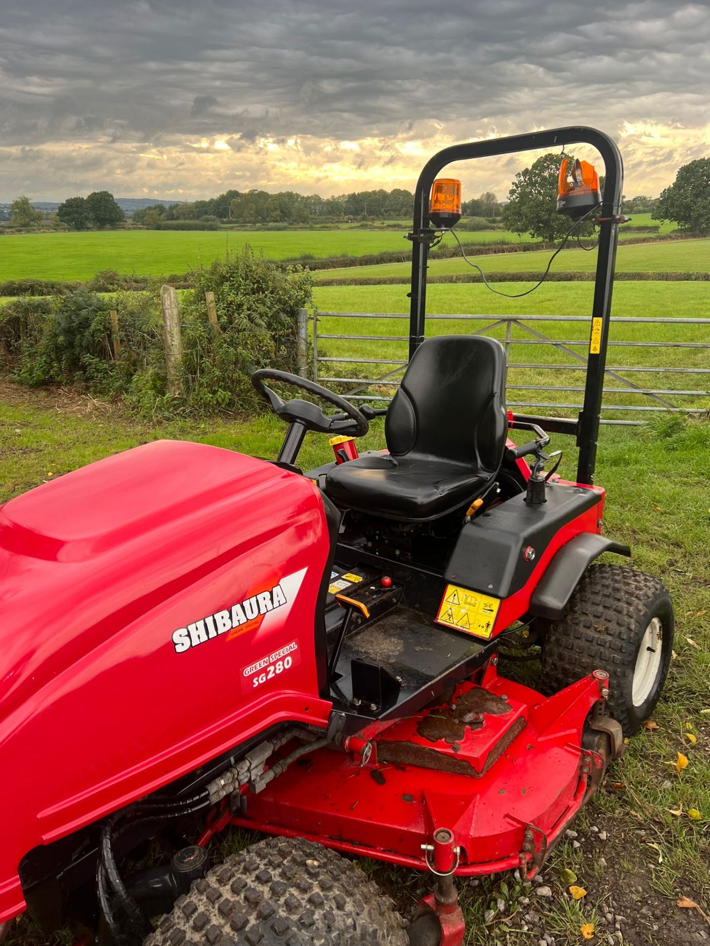 Shibaura SG280 Bank Ride On Lawn Mower *PLUS VAT* - Image 5 of 16