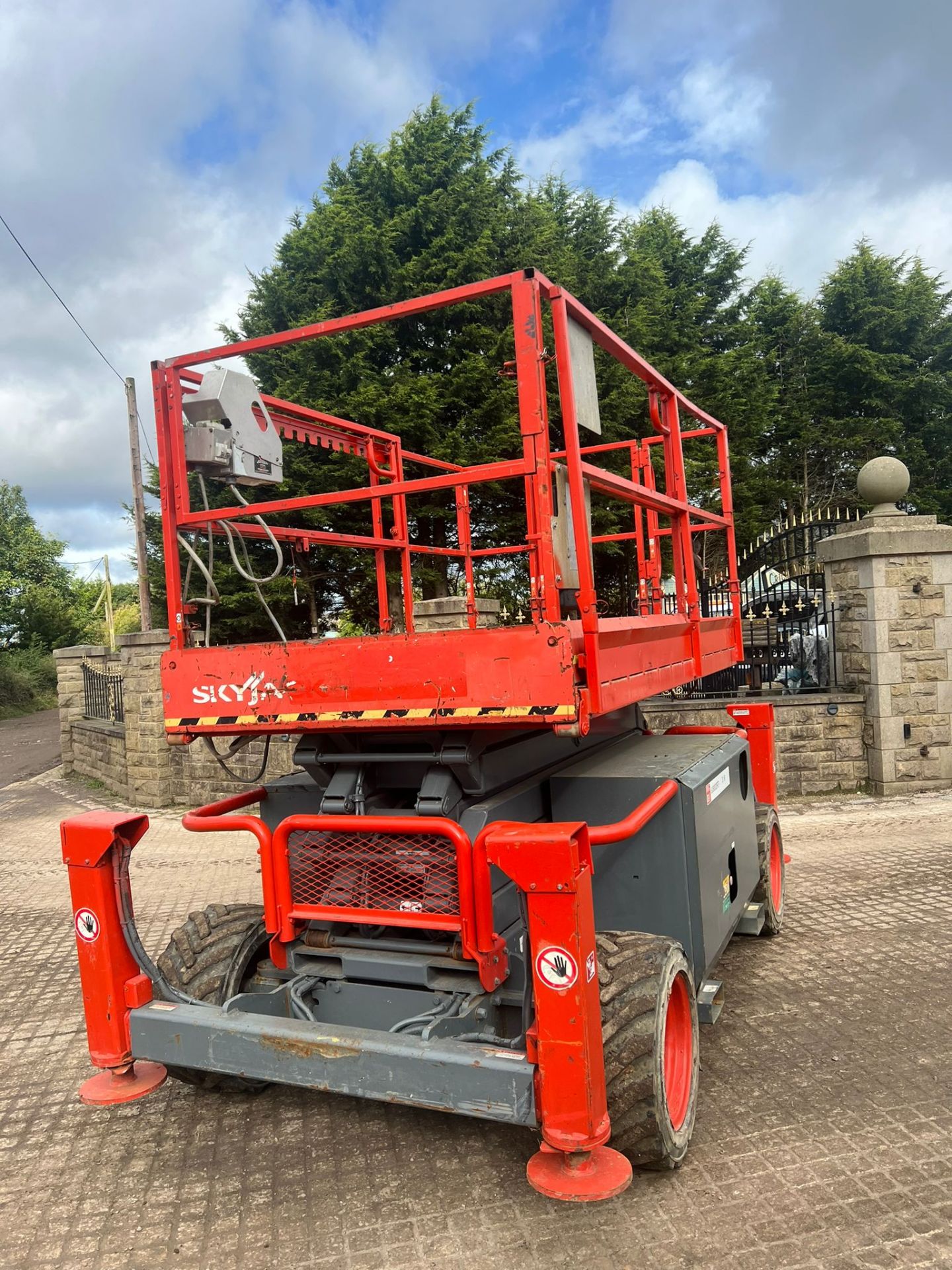 2011 SKYJACK SJ6832RT 4WD ROUGH TERRAIN SCISSOR LIFT *PLUS VAT* - Image 8 of 15