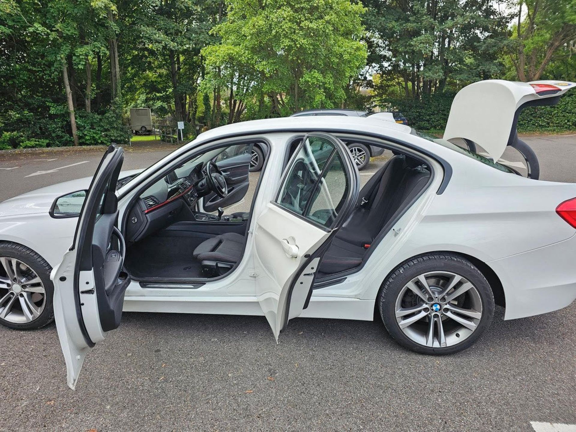 2012 BMW 320D SPORT WHITE SALOON *NO VAT* - Image 4 of 8