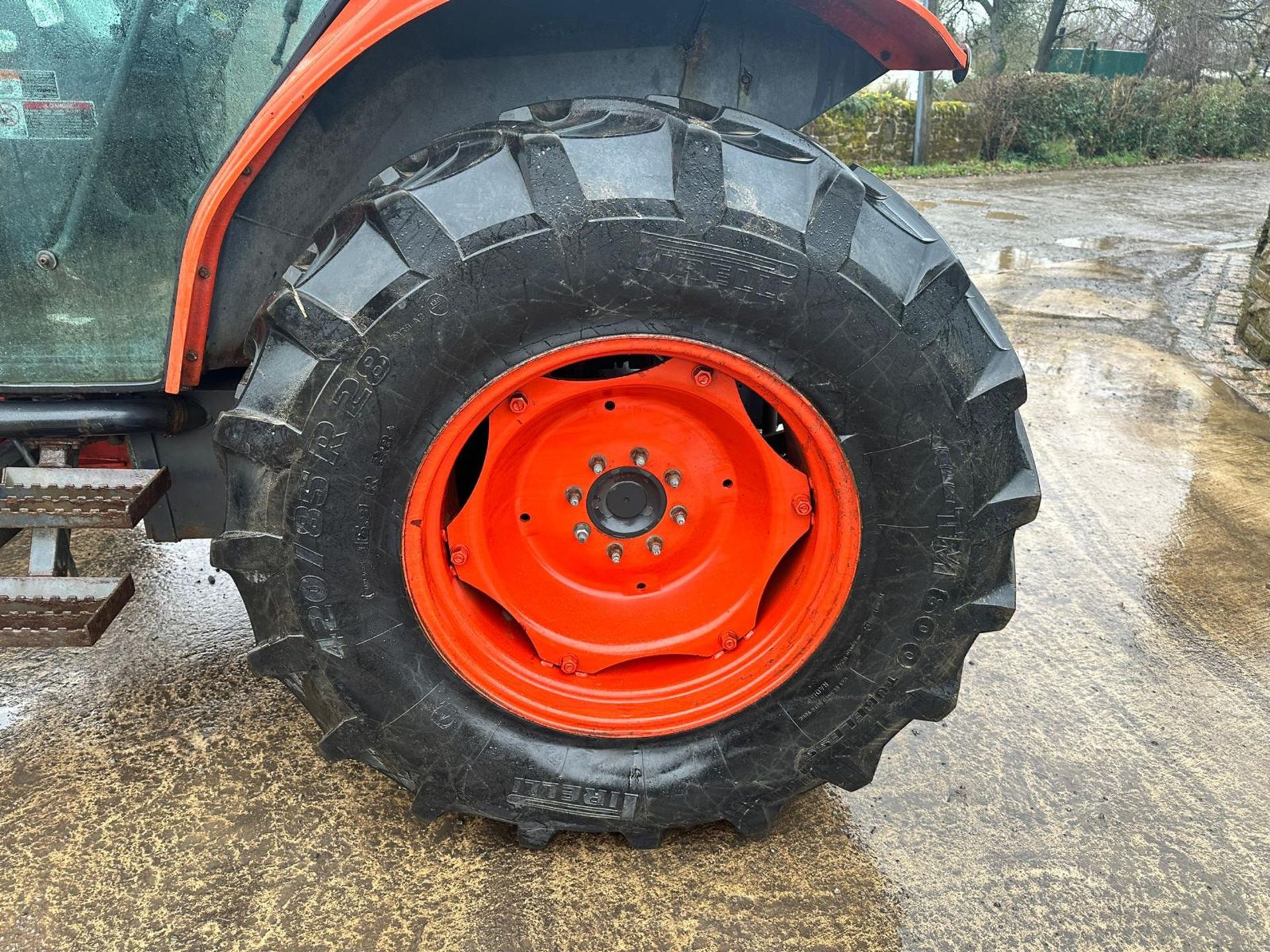 56 Reg. Kubota ME5700 4WD Tractor With Front Loader And Bucket *PLUS VAT* - Image 15 of 29