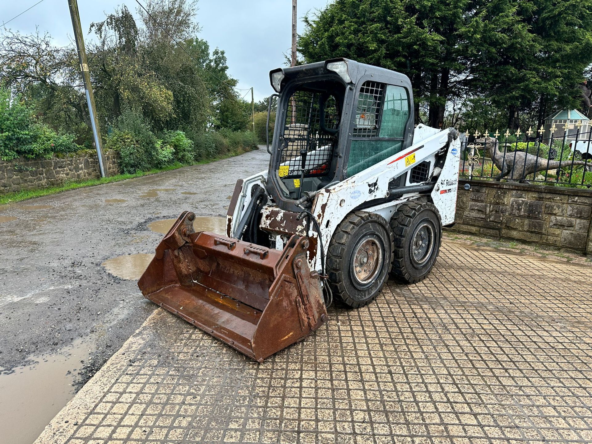 2016 BOBCAT S450 WHEELED SKIDSTEER LOADER WITH 62” BOBCAT 4 IN 1 BUCKET *PLUS VAT* - Image 2 of 13