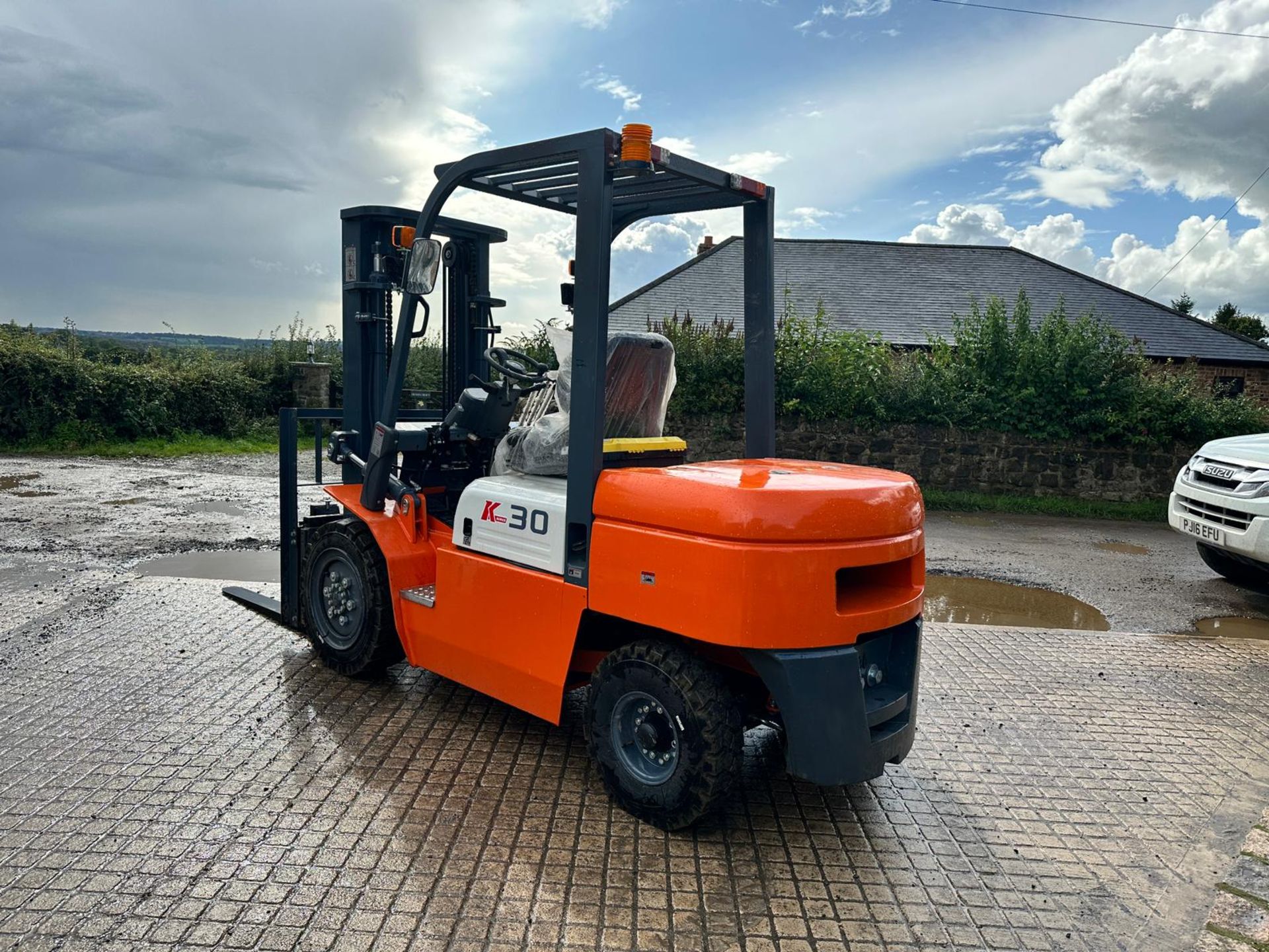 NEW/UNUSED 2023 SURESTAC FD30 K-SERIES 3 TON DIESEL FORKLIFT *PLUS VAT* - Image 3 of 18