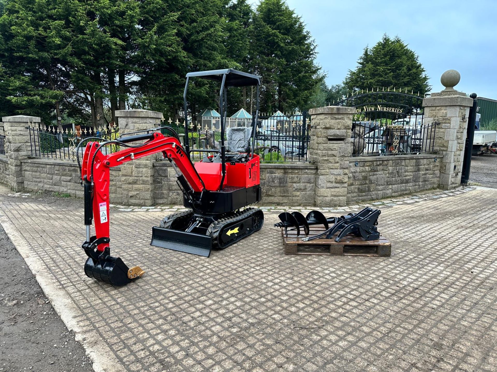 NEW/UNUSED JPC HT12 MINI EXCAVATOR BUNDLE! POSTHOLE BORER AND LOG GRAB *PLUS VAT* - Image 3 of 10