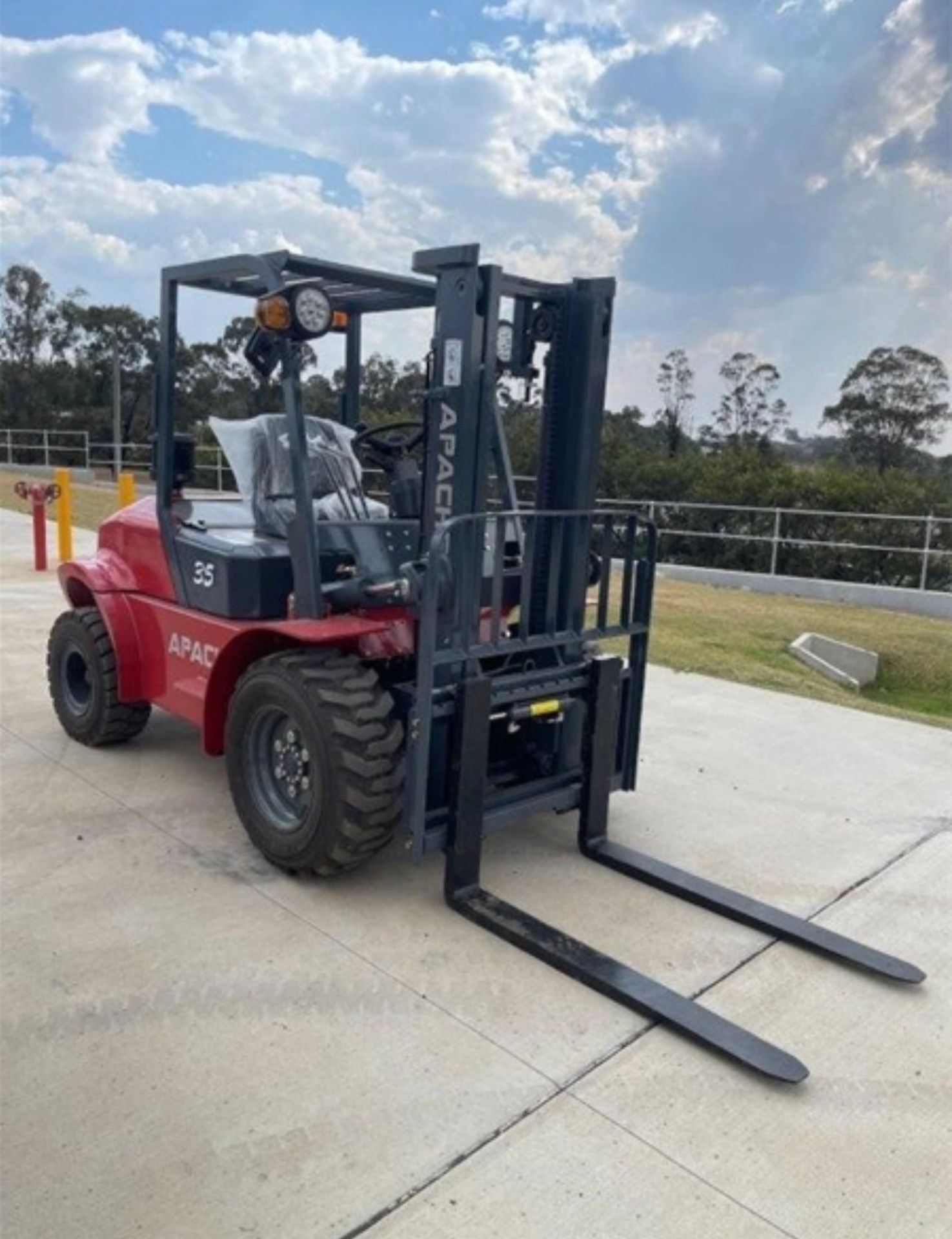 NEW/UNUSED 2023 APACHE CPC35 3.5 TON DIESEL ROUGH TERRAIN FORKLIFT *PLUS VAT* - Image 2 of 10