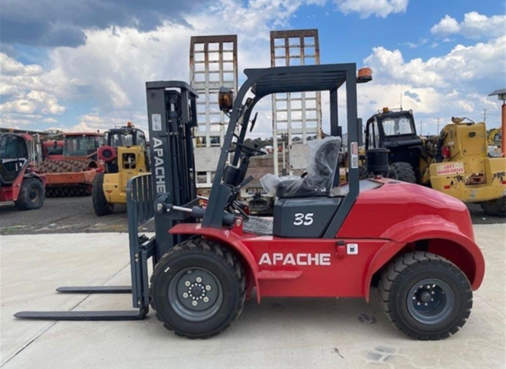 NEW/UNUSED 2023 APACHE CPC35 3.5 TON DIESEL ROUGH TERRAIN FORKLIFT *PLUS VAT*