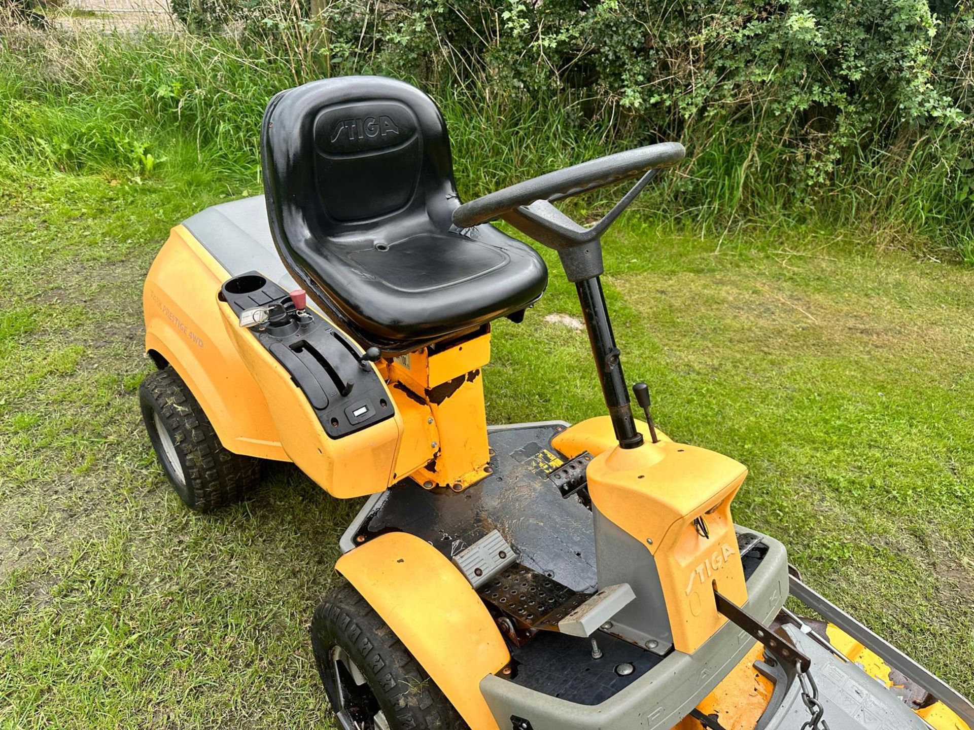 STIGA PARK PRESTIGE 4WD OUTFRONT RIDE ON MOWER *PLUS VAT* - Image 7 of 11
