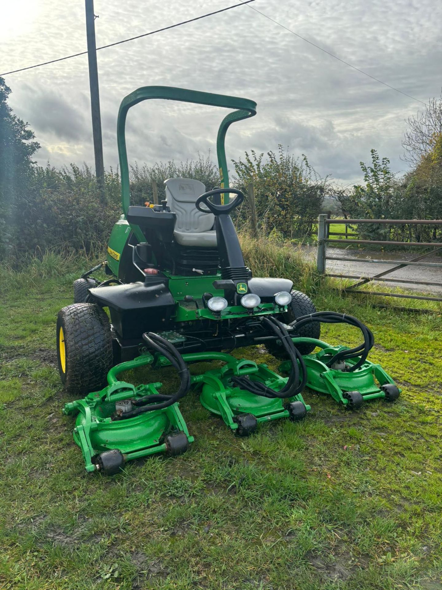 John Deere 8800 4WD Ride On Lawn Mower *PLUS VAT* - Image 2 of 15