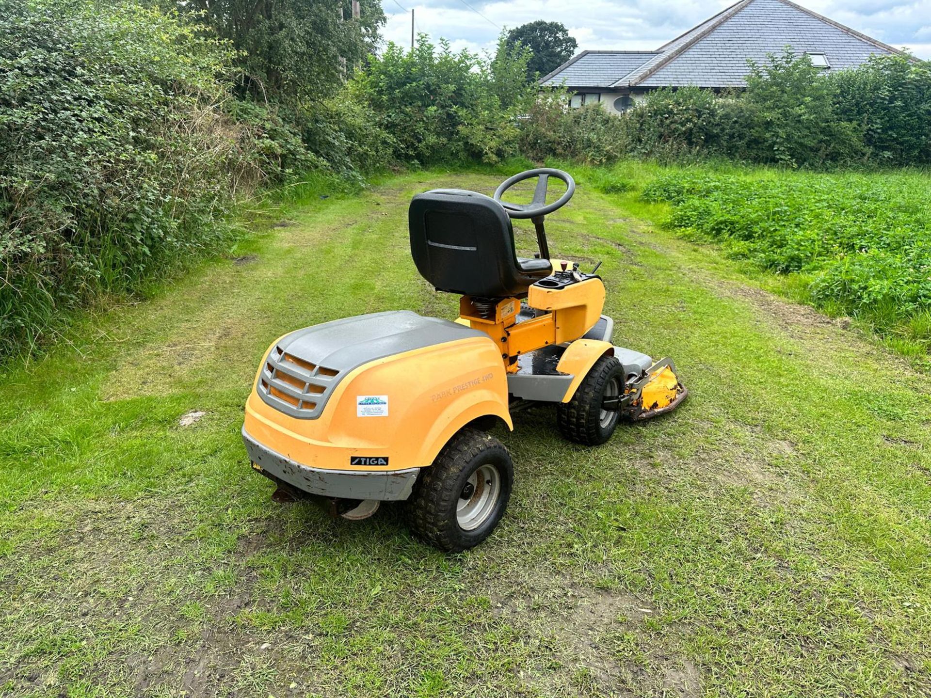 STIGA PARK PRESTIGE 4WD OUTFRONT RIDE ON MOWER *PLUS VAT* - Image 4 of 11
