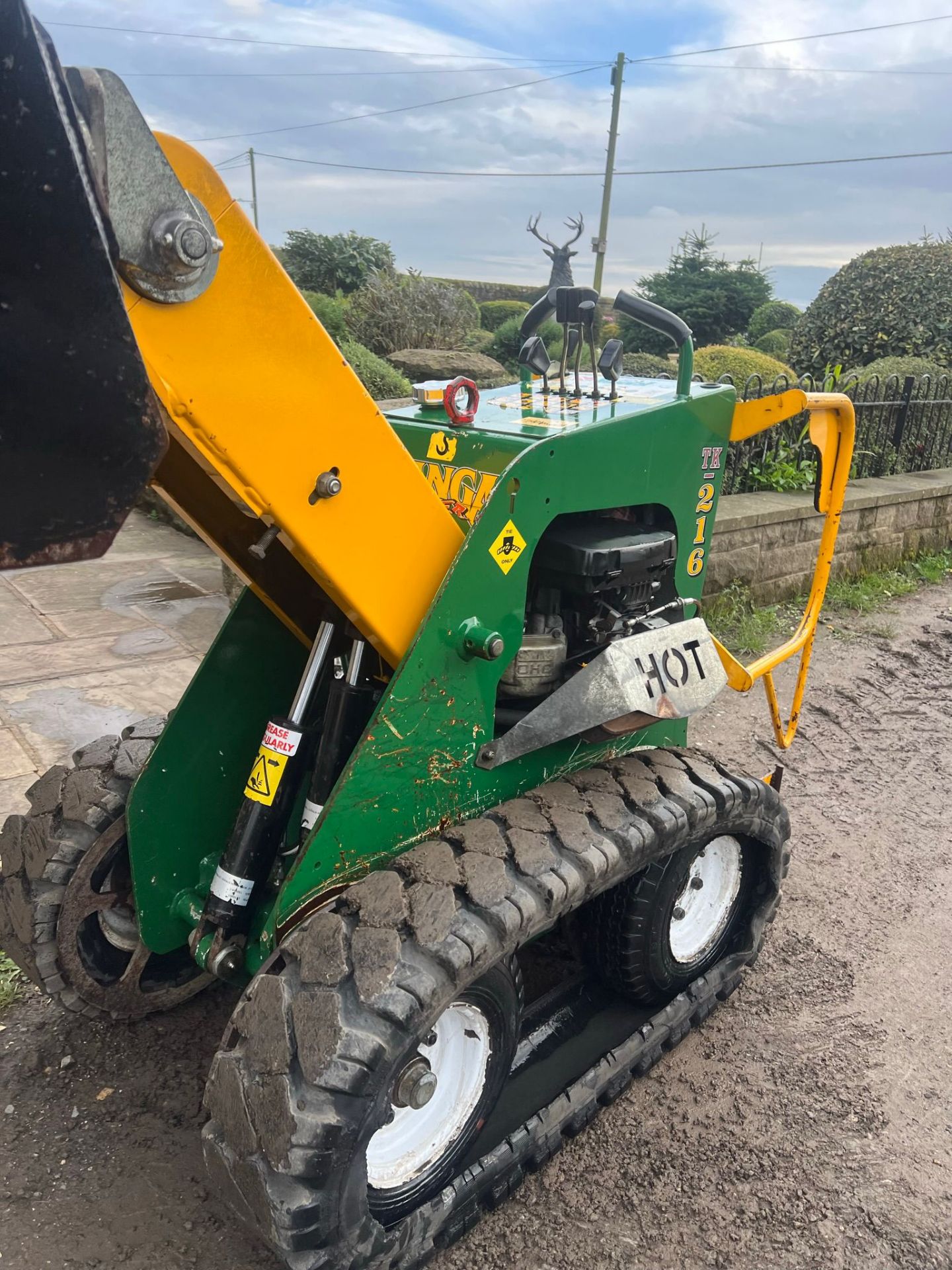 KANGA KID SKIDSTEER ON TRACKS! WITH ATTACHMENT *PLUS VAT* - Image 6 of 12