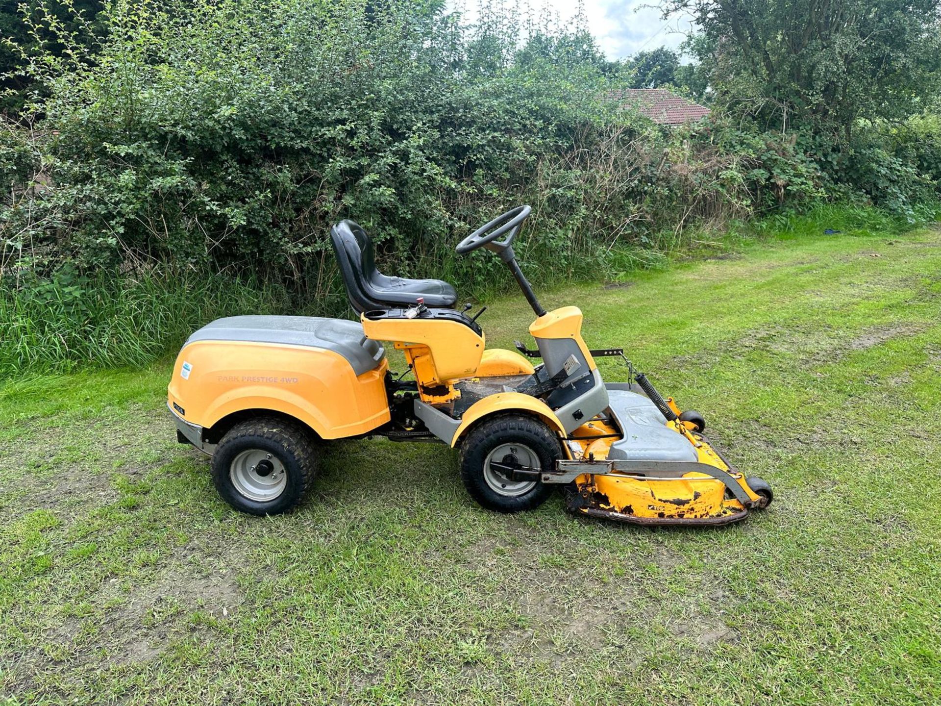 STIGA PARK PRESTIGE 4WD OUTFRONT RIDE ON MOWER *PLUS VAT* - Image 5 of 11
