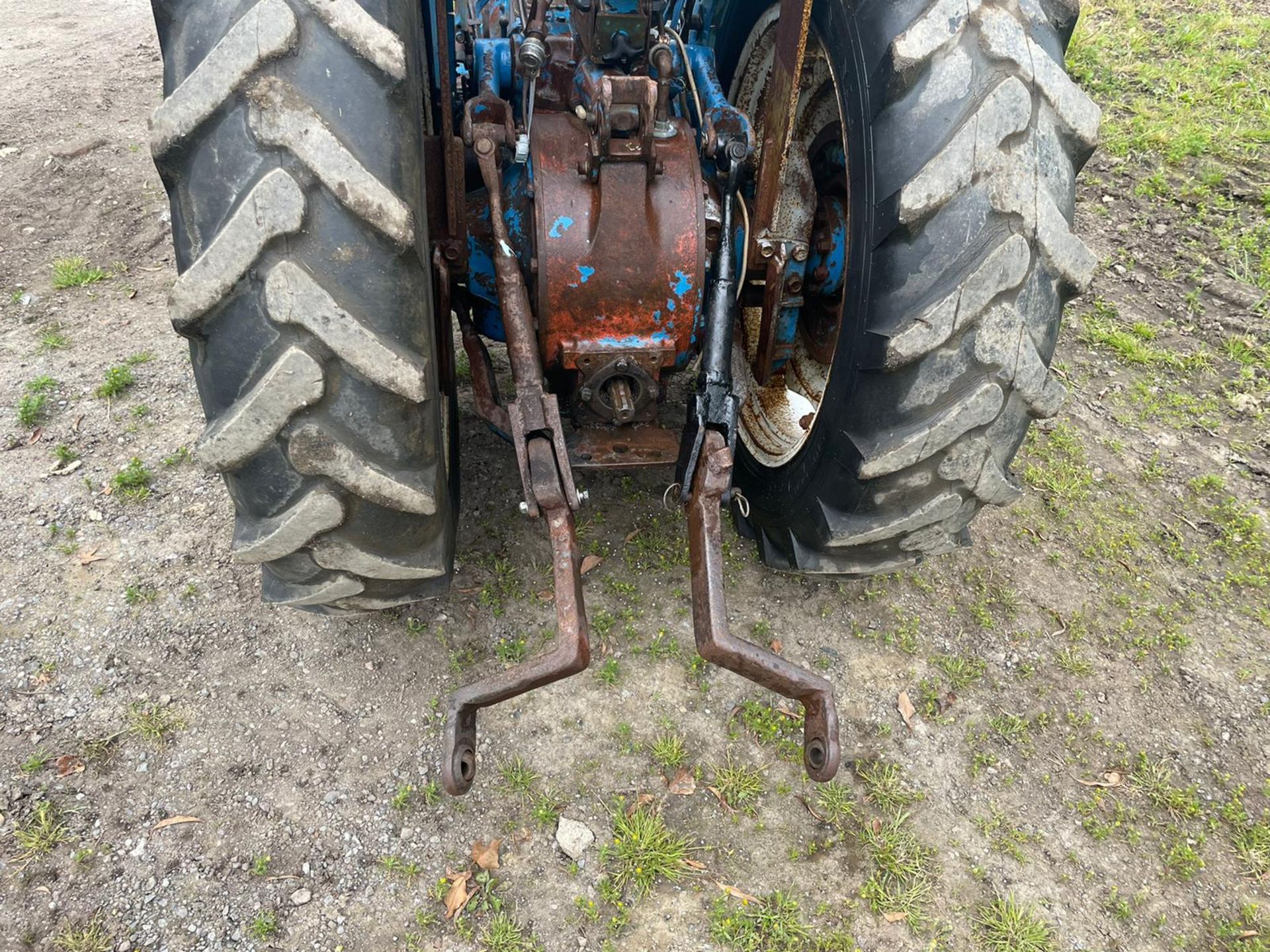 VINTAGE FORD 3000 VINYARD TRACTOR, RUNS DRIVES AND WORKS, ALL GEARS WORK *PLUS VAT* - Image 10 of 10