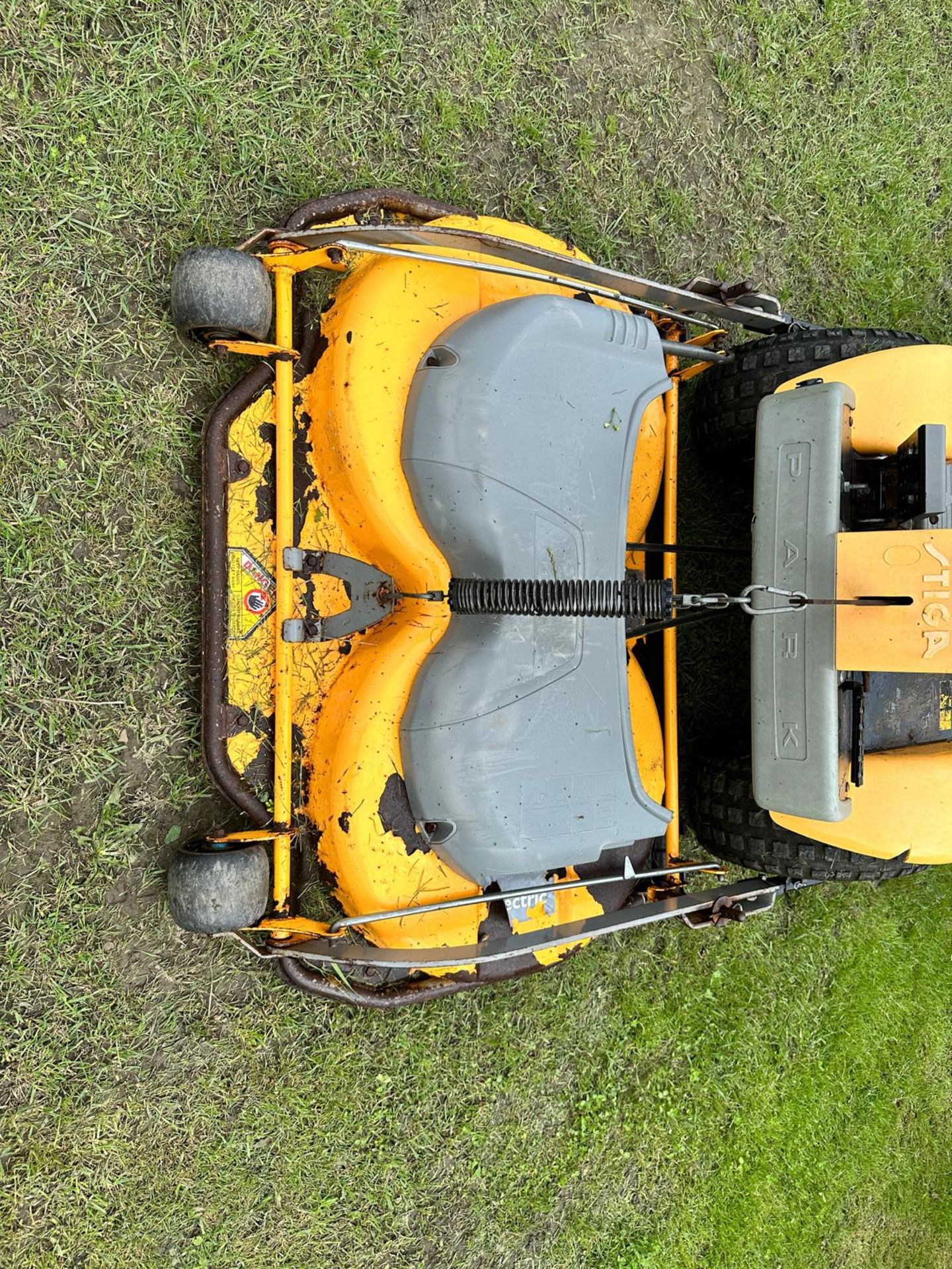 STIGA PARK PRESTIGE 4WD OUTFRONT RIDE ON MOWER *PLUS VAT* - Image 8 of 11