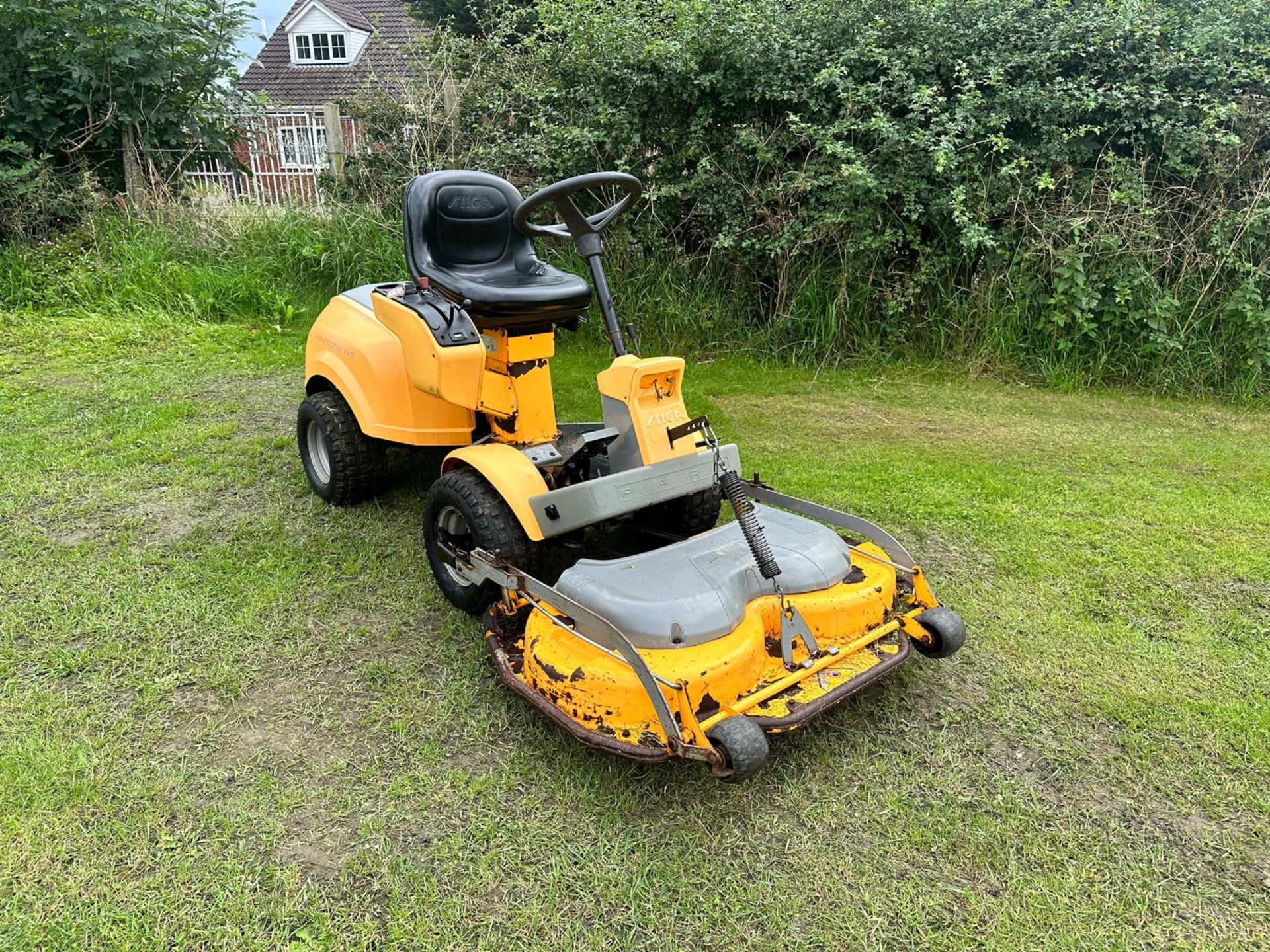 STIGA PARK PRESTIGE 4WD OUTFRONT RIDE ON MOWER *PLUS VAT* - Image 2 of 11
