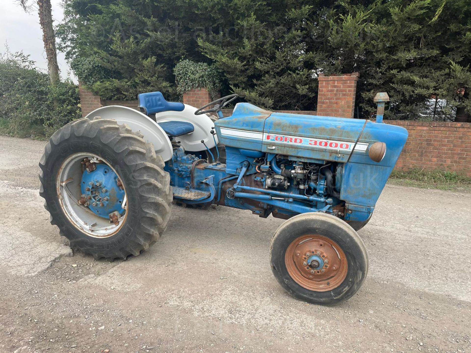 RARE FORD 3000 PETROL VINTAGE TRACTOR, RUNS AND DRIVES, SHOWING 2882 HOURS, ALL GEARS WORK*PLUS VAT*