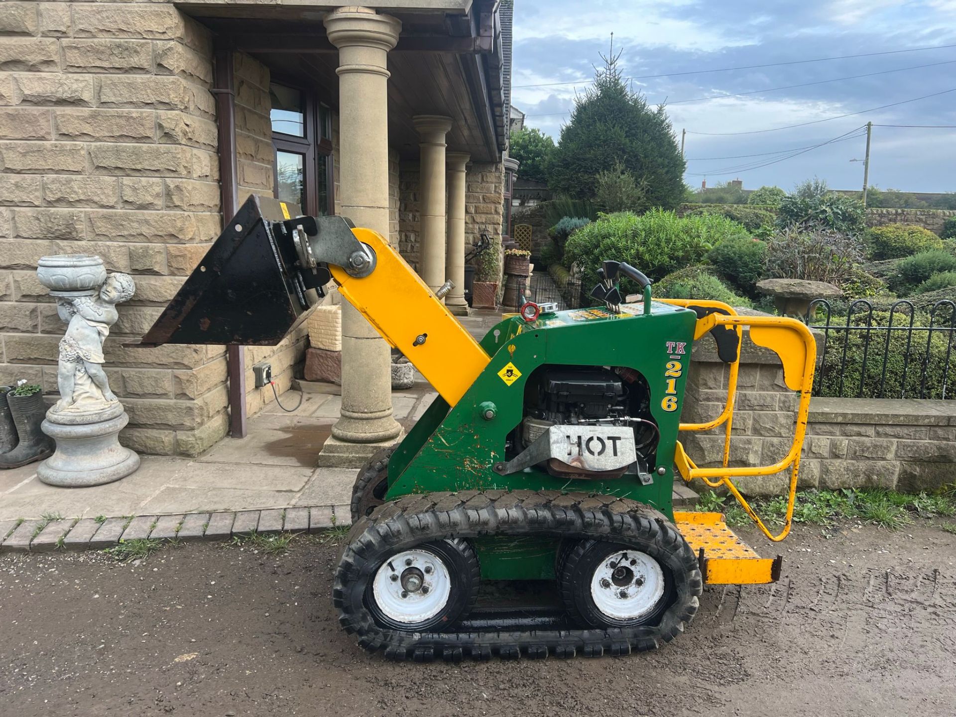 KANGA KID SKIDSTEER ON TRACKS! WITH ATTACHMENT *PLUS VAT* - Image 5 of 12