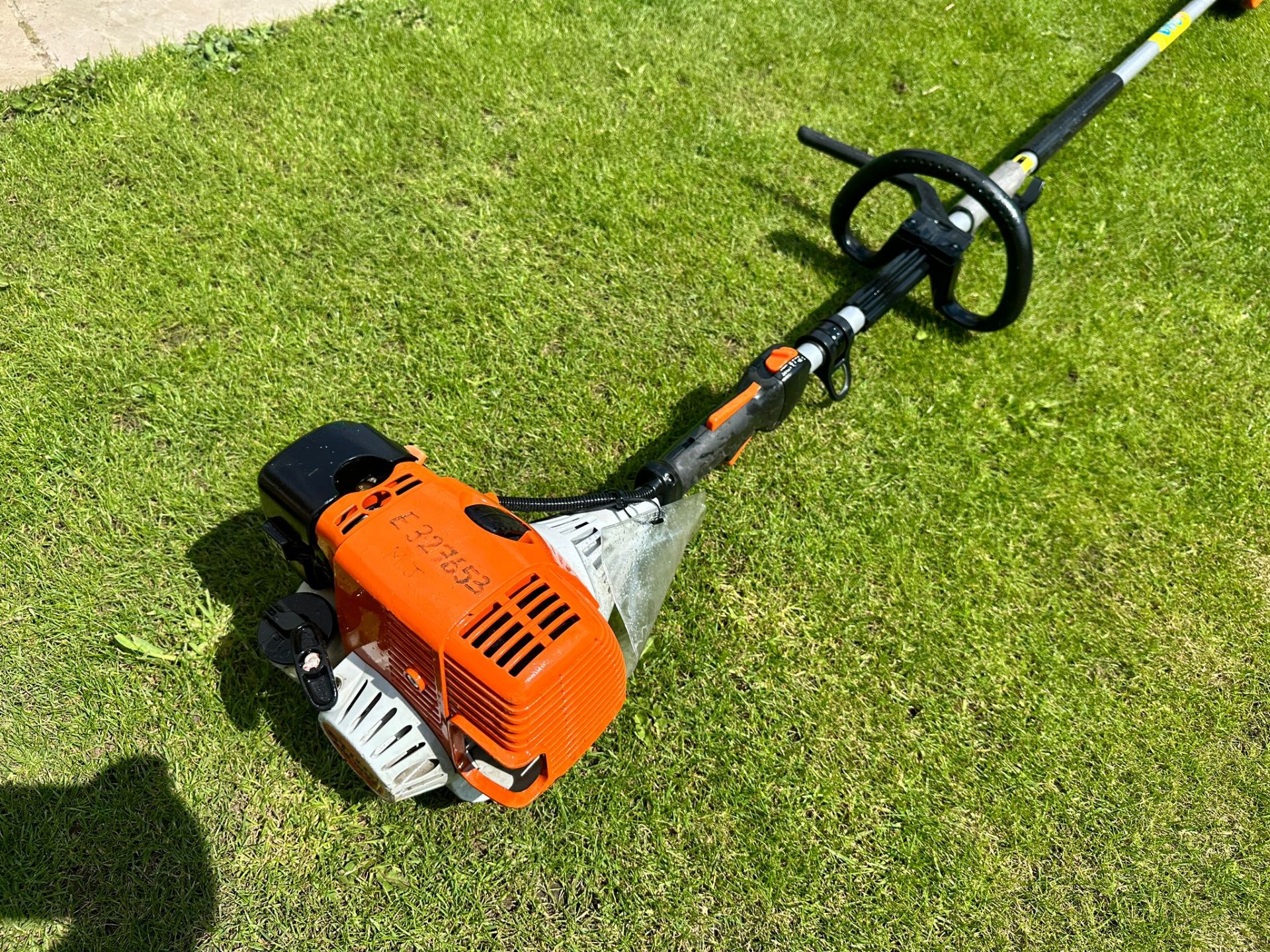 2015 STIHL KM130R KOMBI ENGINE MULTI TOOL WITH POLE SAW ATTACHMENT *PLUS VAT* - Image 2 of 9