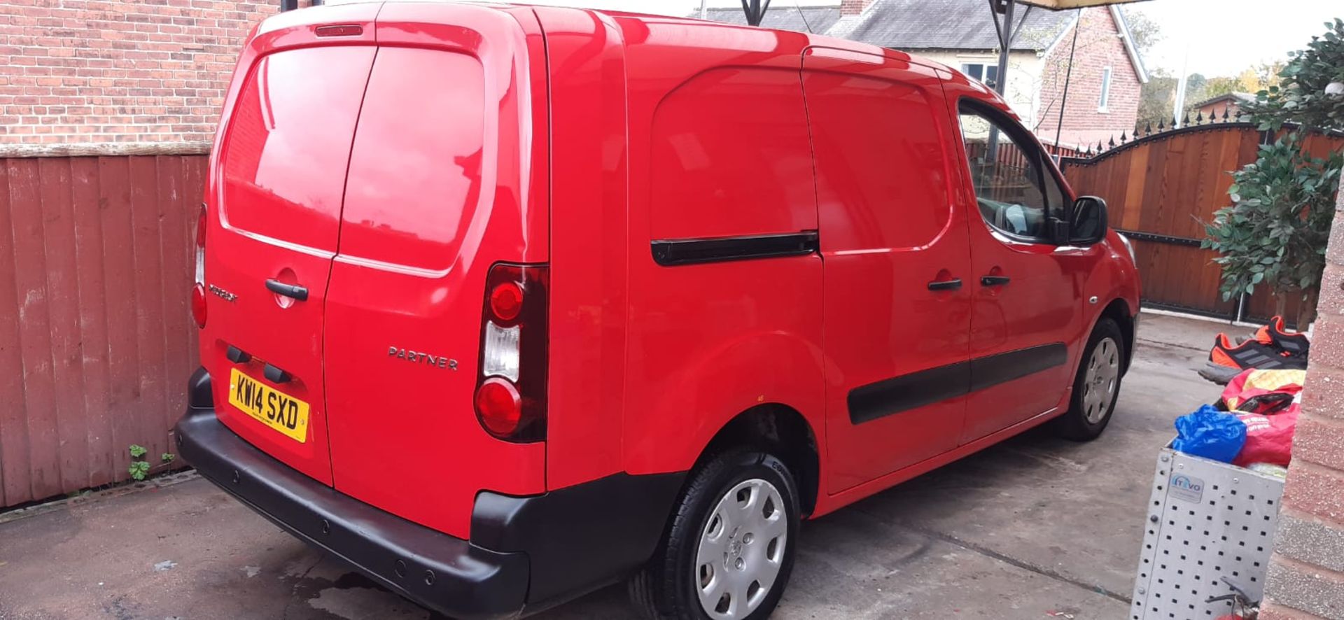 LOW MILEAGE (31,757mls)- 2014 PEUGEOT PARTNER 750 S L2 HDI RED PANEL VAN *NO VAT* - Image 7 of 13