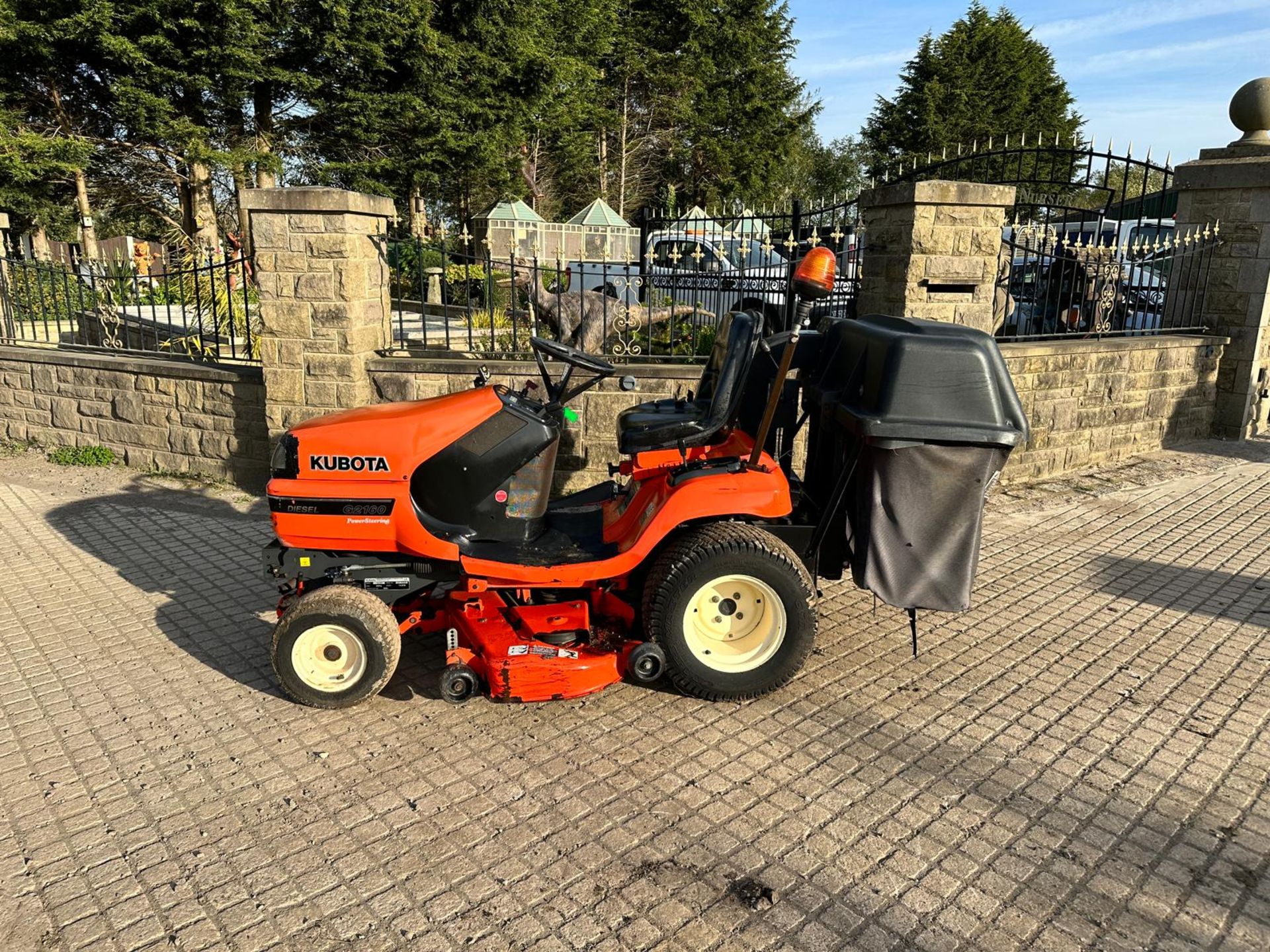 KUBOTA G2160 DIESEL RIDE ON MOWER WITH REAR COLLECTOR *PLUS VAT* - Image 3 of 15