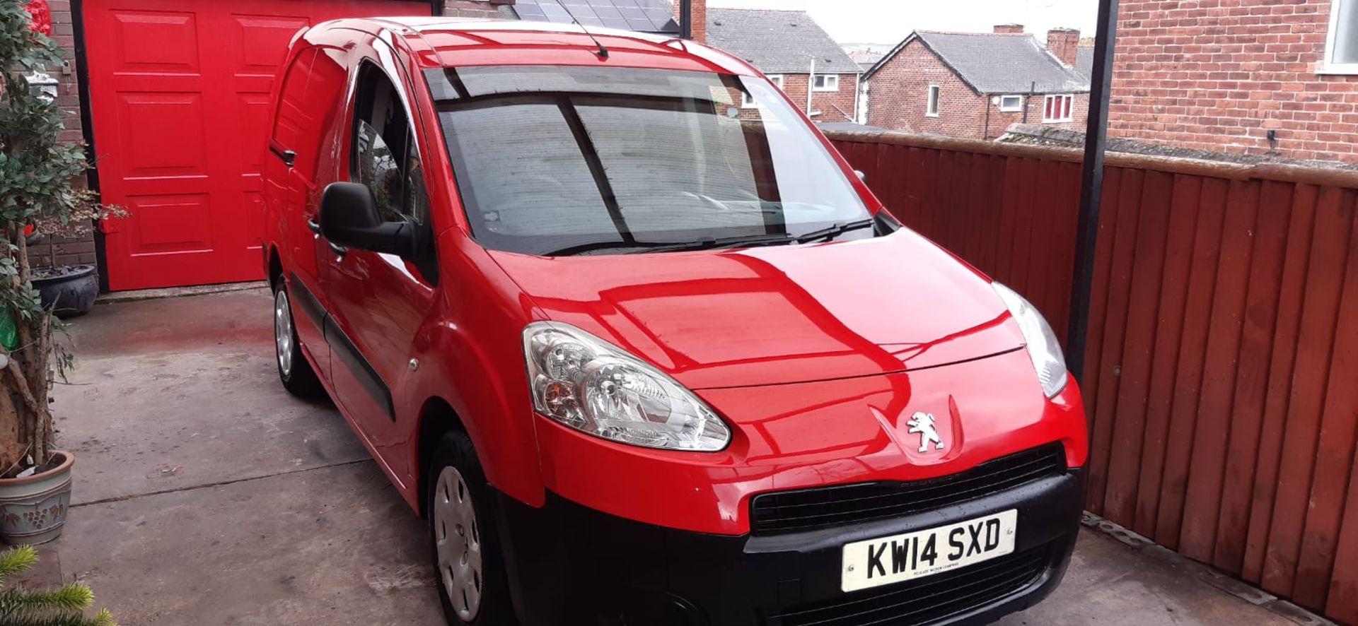 LOW MILEAGE (31,757mls)- 2014 PEUGEOT PARTNER 750 S L2 HDI RED PANEL VAN *NO VAT*