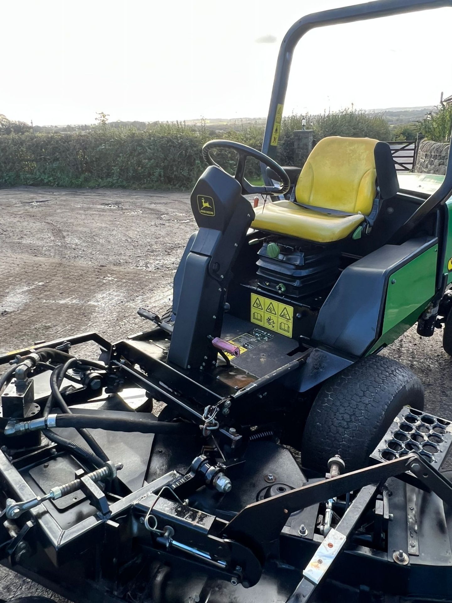 John Deere 1620 ride on lawn mower very low hours! *PLUS VAT* - Image 4 of 22