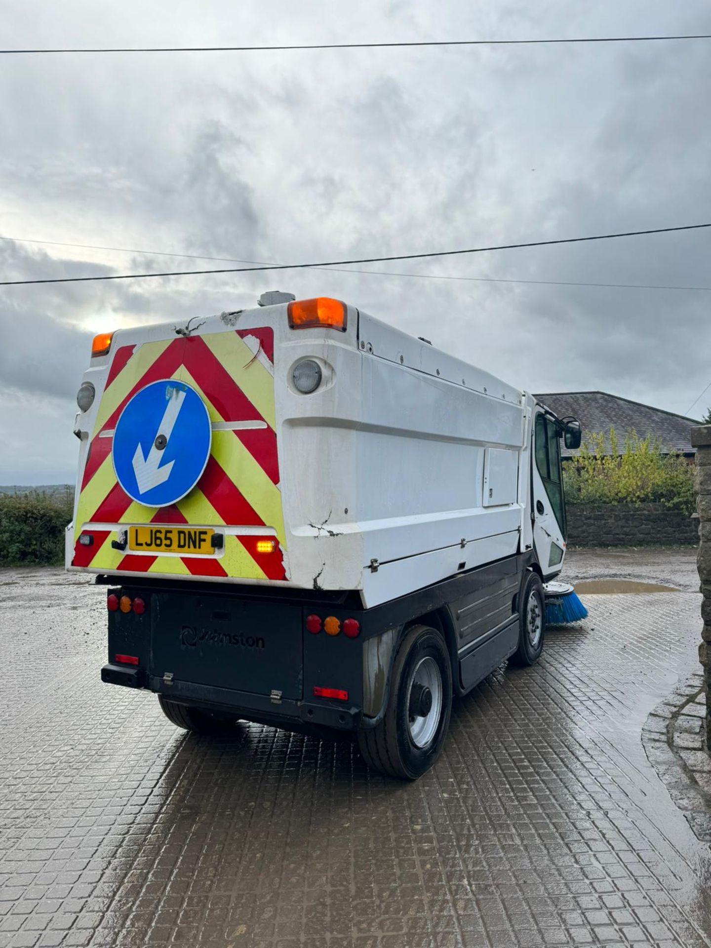 2015 JOHNSTON CX400 MID RANGE ROAD SWEEPER HIGH TIP *PLUS VAT* - Image 7 of 13