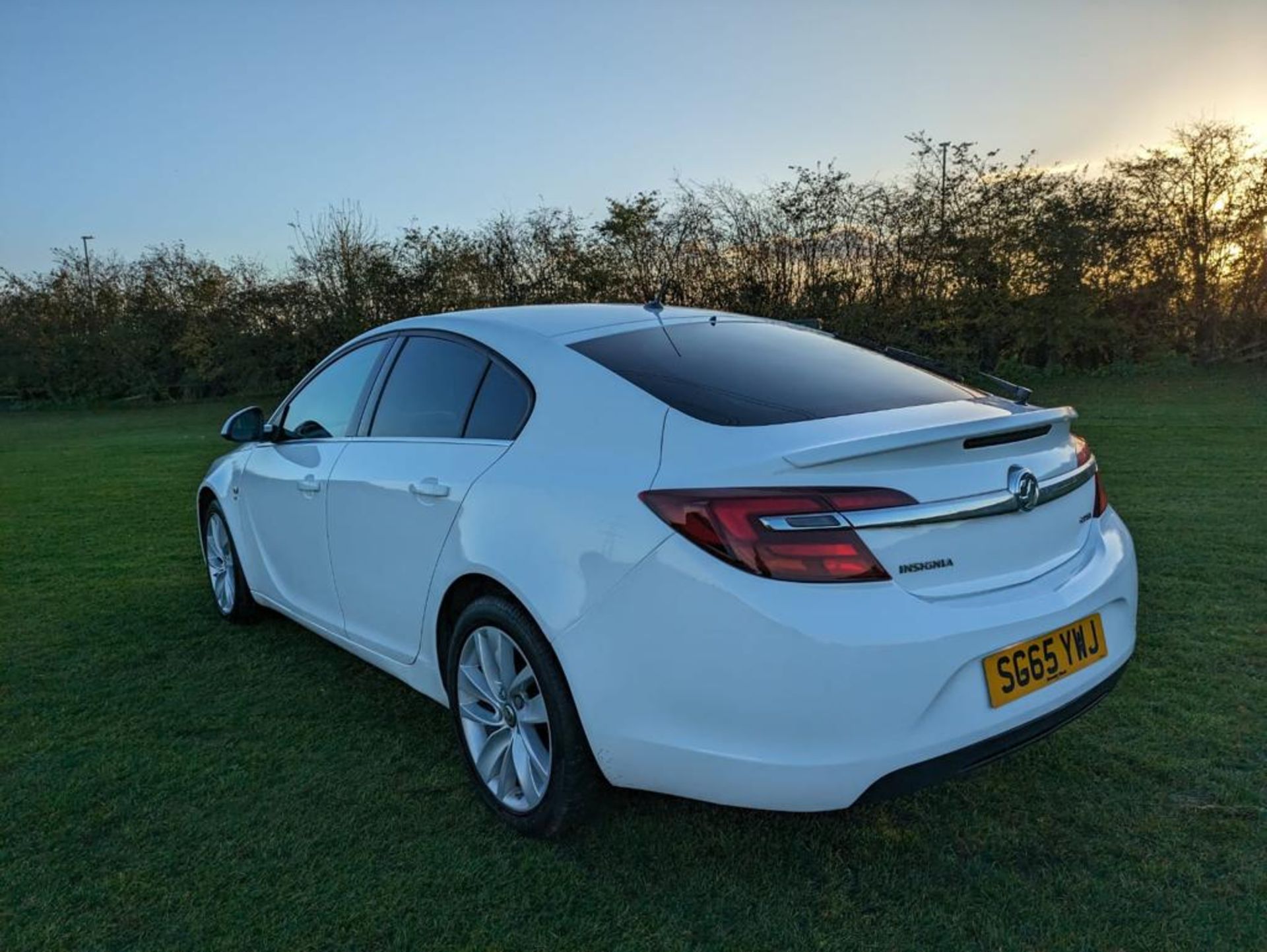 2015 VAUXHALL INSIGNIA SRI CDTI S/S WHITE HATCHBACK *NO VAT* - Image 6 of 30