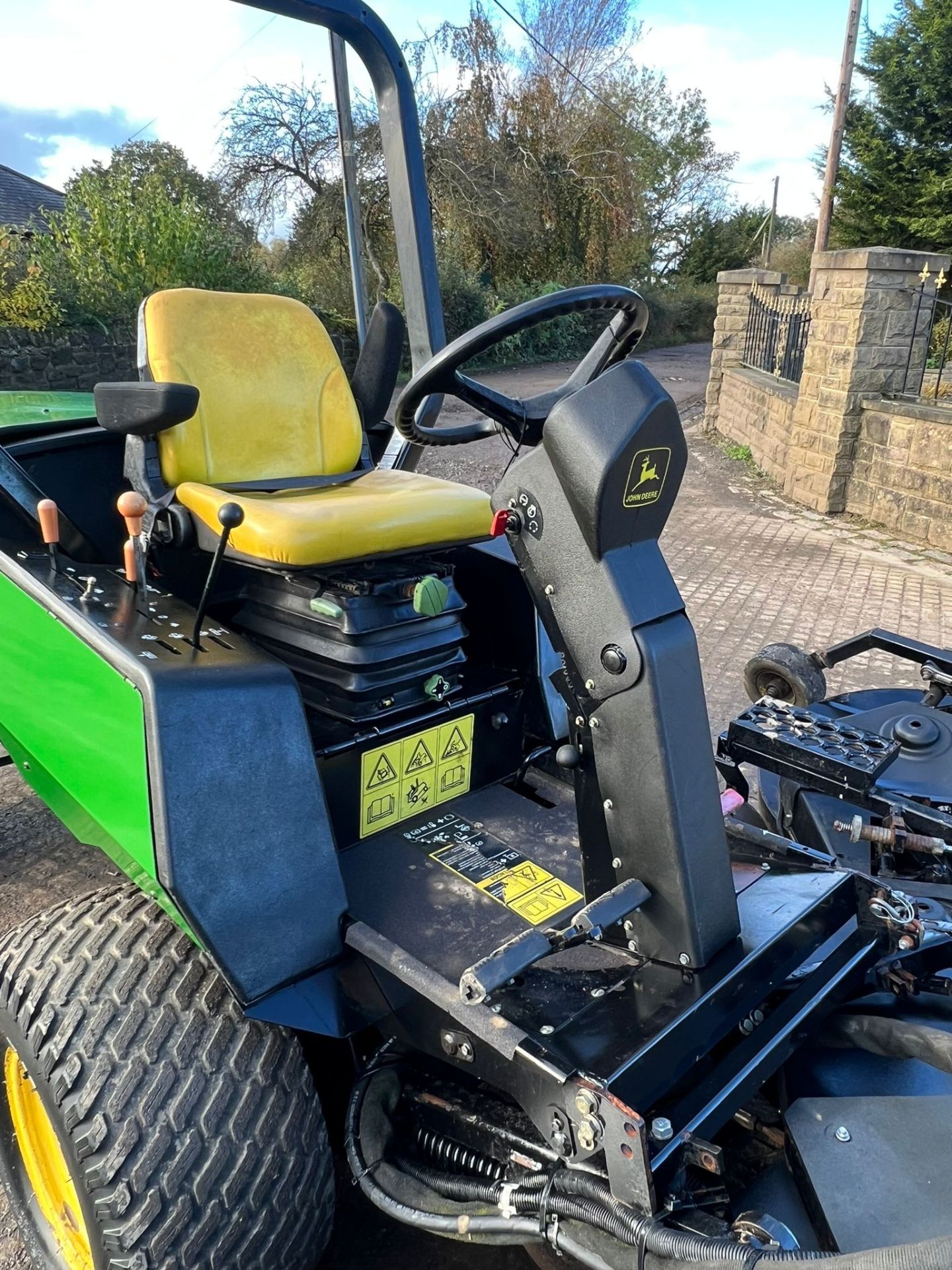 John Deere 1620 ride on lawn mower very low hours! *PLUS VAT* - Image 17 of 22