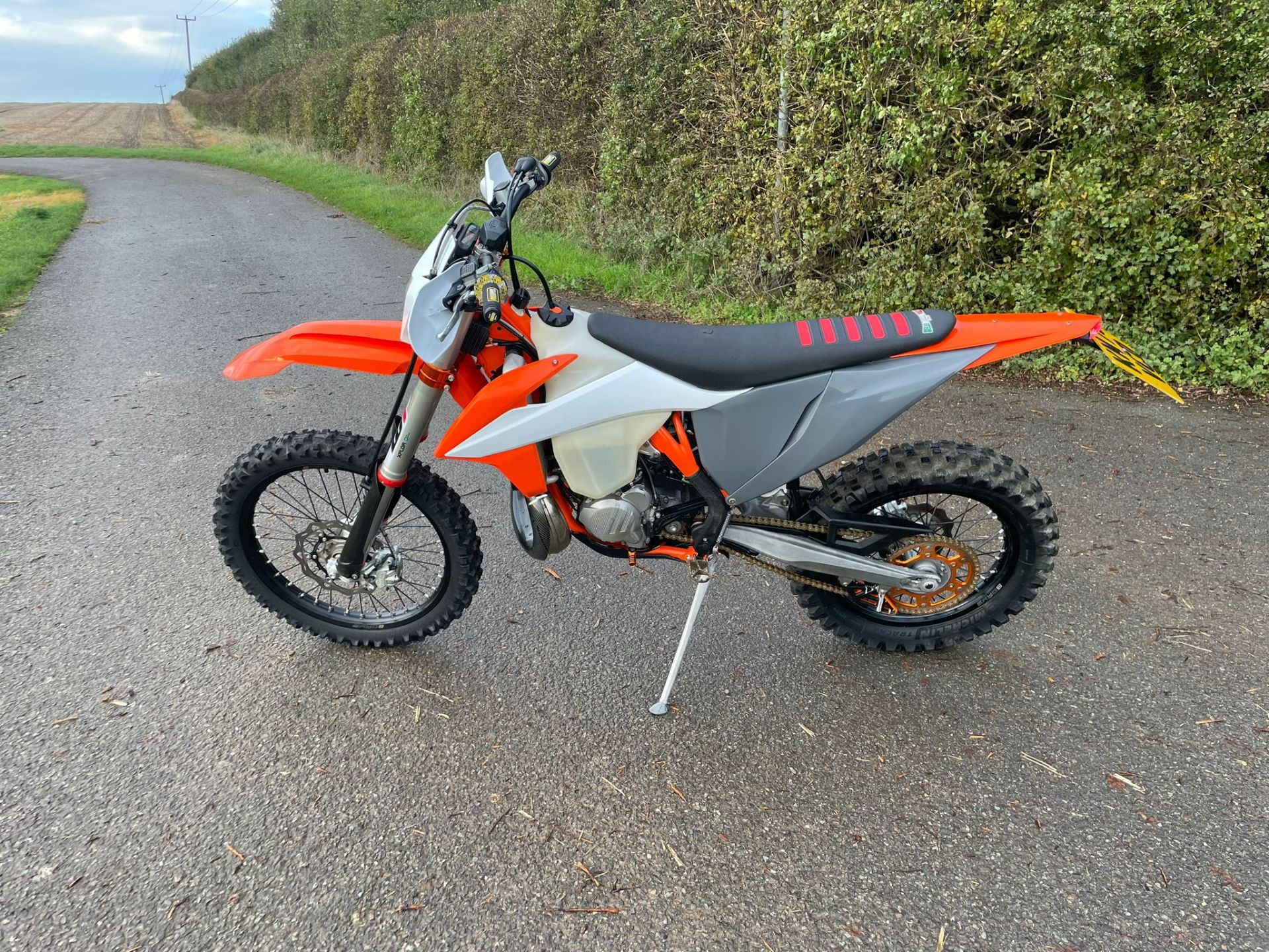 2020 KTM 300 EXC SIX DAYS TPI 21 ORANGE MOTORCYCLE *NO VAT* - Image 4 of 10