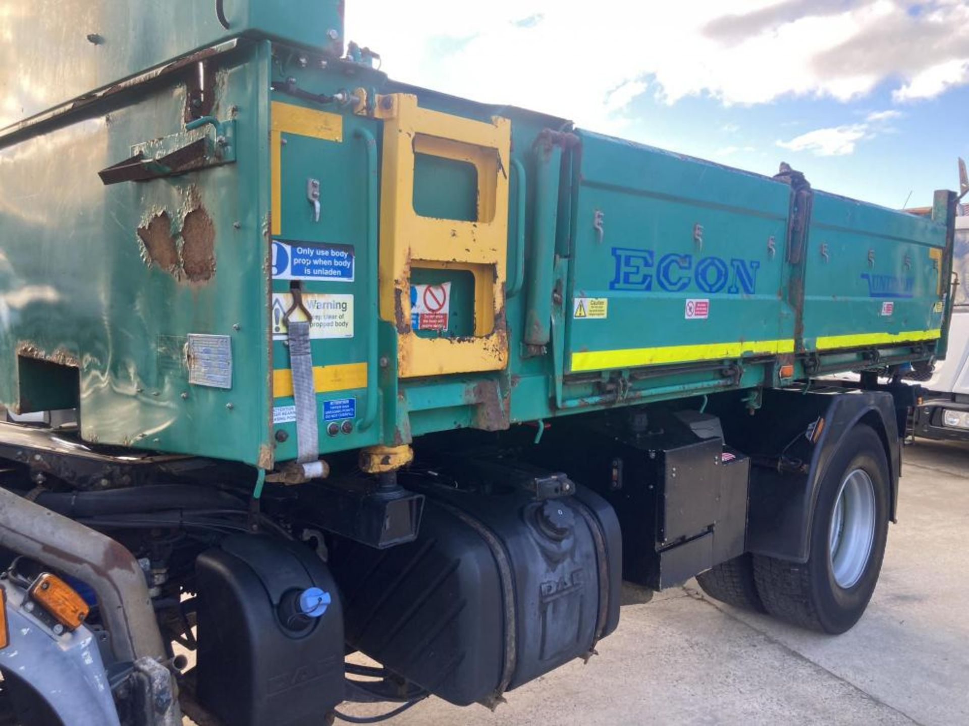 2012 DAF TRUCKS LF55.220 WHITE AND GREEN HCV 3-WAY TIPPER *PLUS VAT* - Image 7 of 24