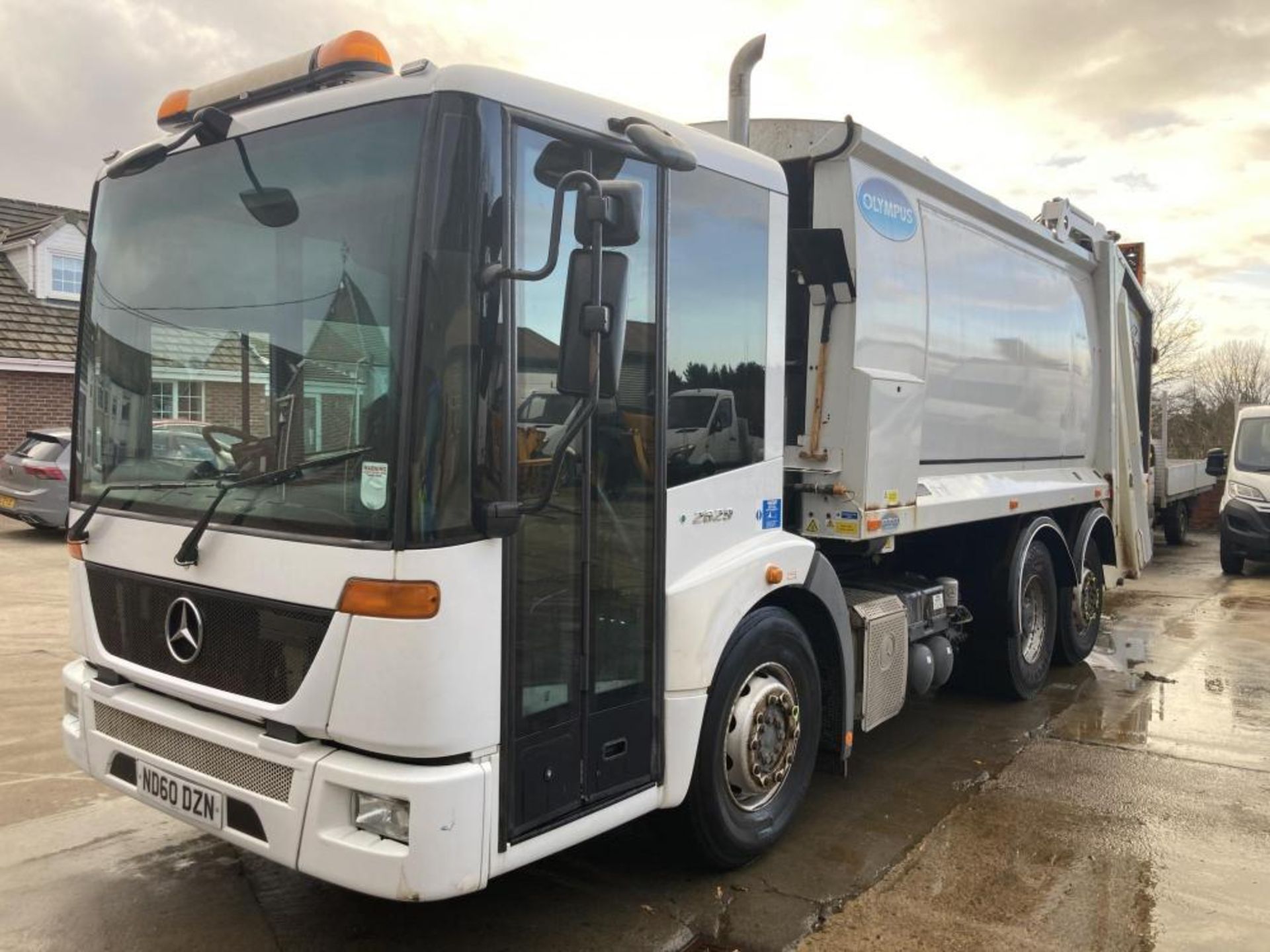 MERCEDES-BENZ ECONIC 2629 REFUSE TRUCK *PLUS VAT* - Image 2 of 10