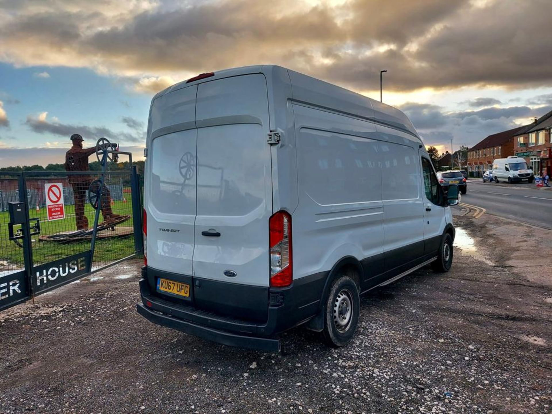 2017 FORD TRANSIT 350 WHITE PANEL VAN *NO VAT* - Image 10 of 15