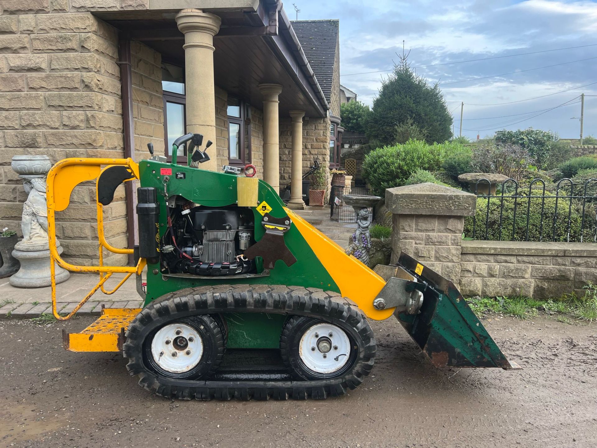 KANGA KID SKIDSTEER ON TRACKS! WITH ATTACHMENT *PLUS VAT*