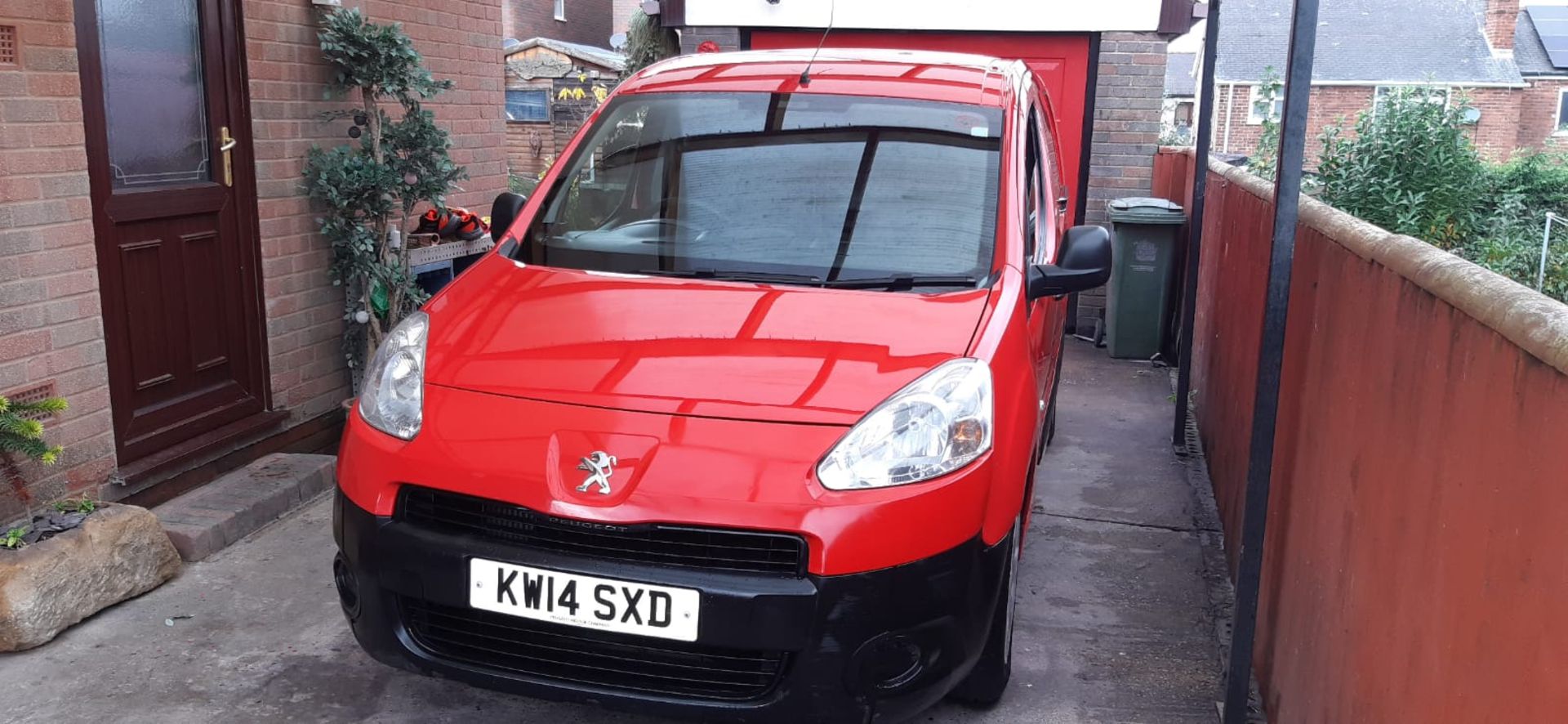 LOW MILEAGE (31,757mls)- 2014 PEUGEOT PARTNER 750 S L2 HDI RED PANEL VAN *NO VAT* - Image 2 of 13