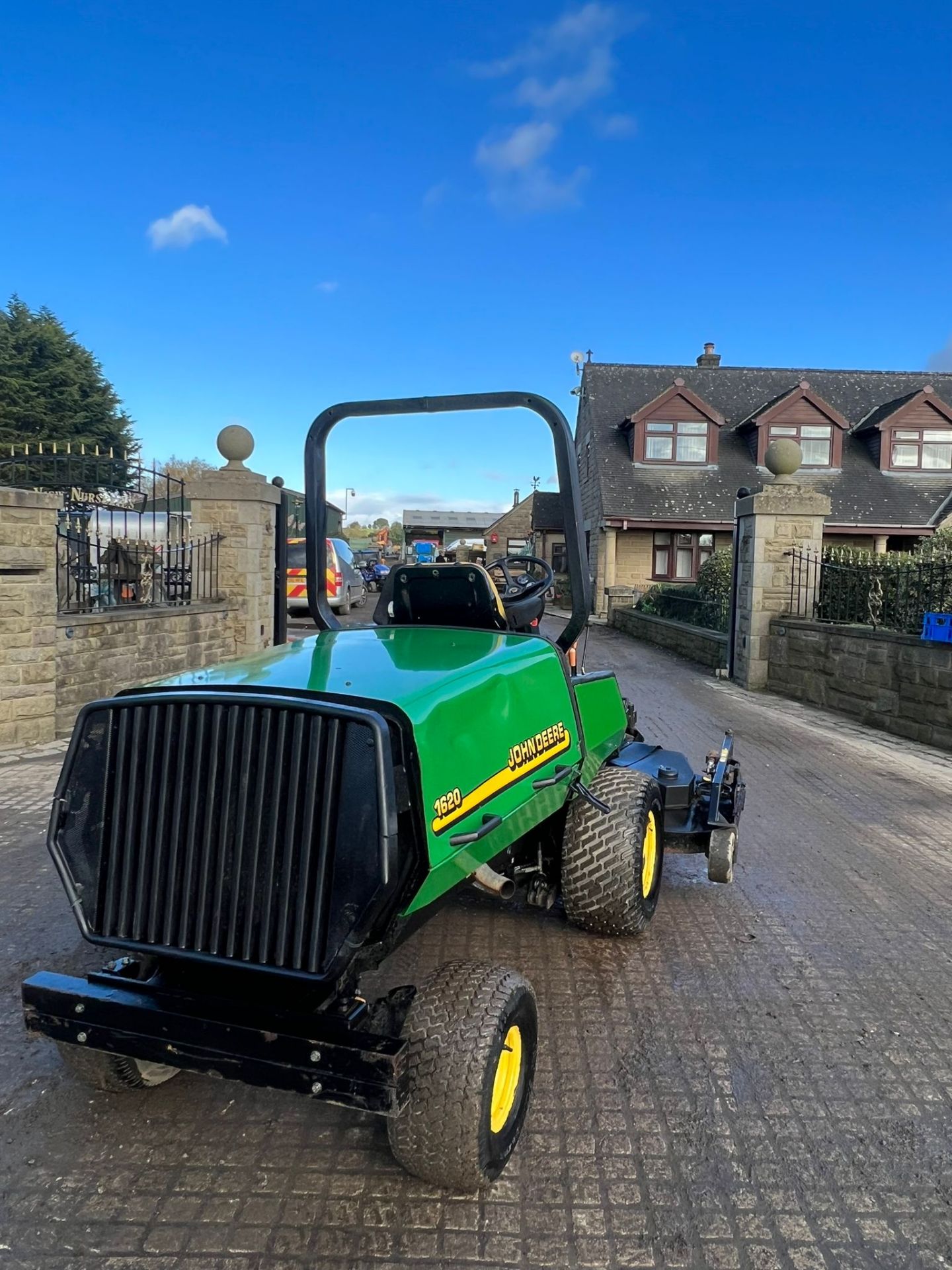 John Deere 1620 ride on lawn mower very low hours! *PLUS VAT* - Image 12 of 22