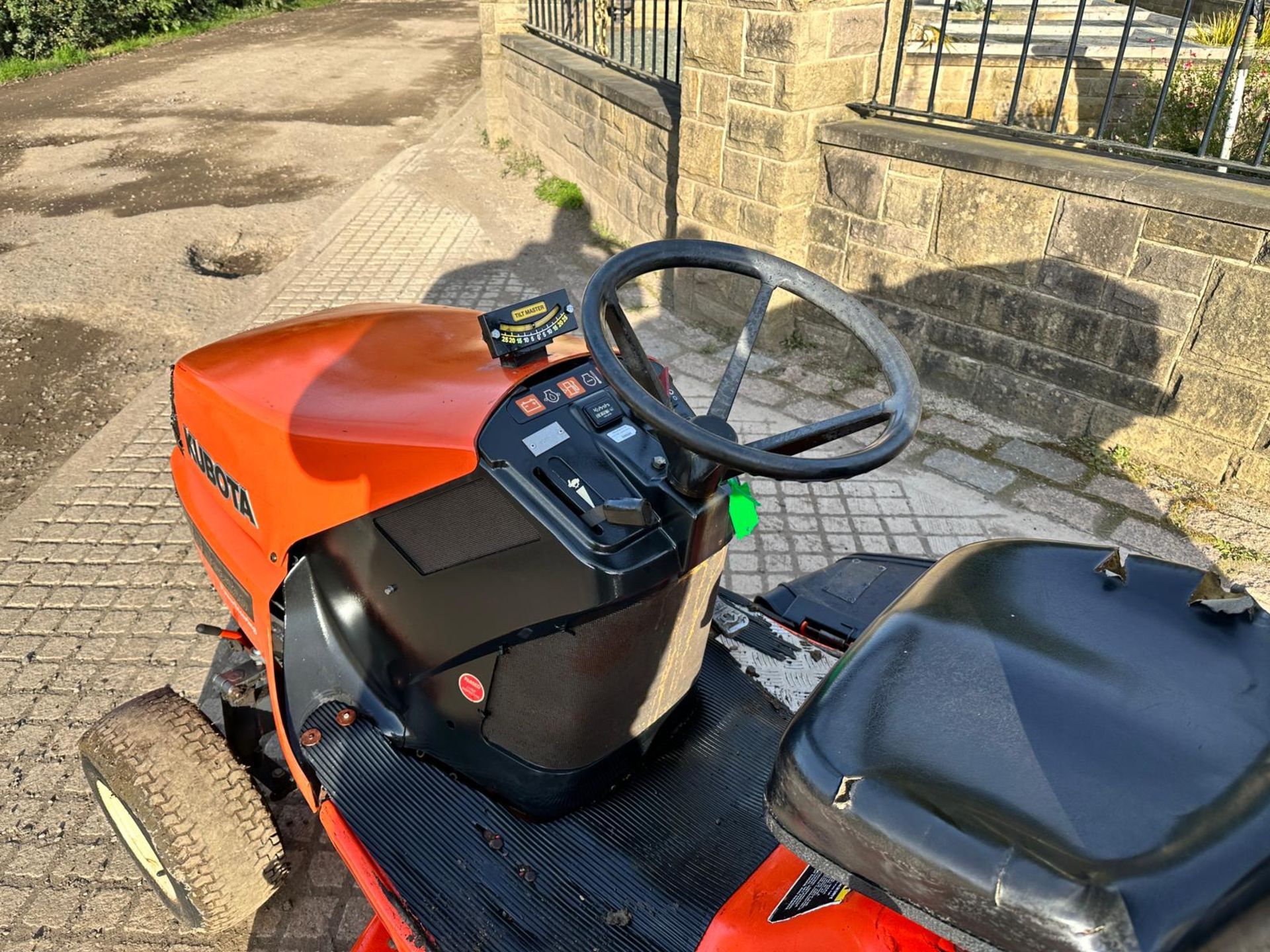 KUBOTA G2160 DIESEL RIDE ON MOWER WITH REAR COLLECTOR *PLUS VAT* - Image 6 of 15