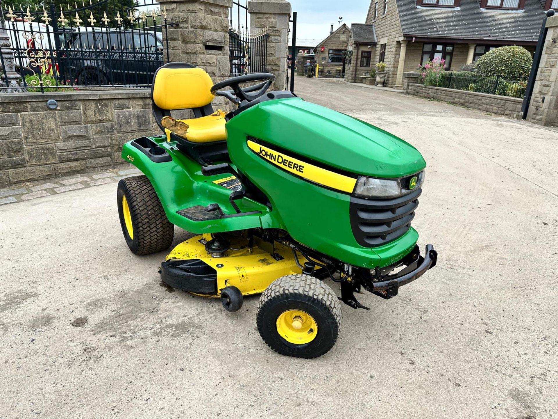 JOHN DEERE X304 4WS RIDE ON MOWER *PLUS VAT* - Image 2 of 15