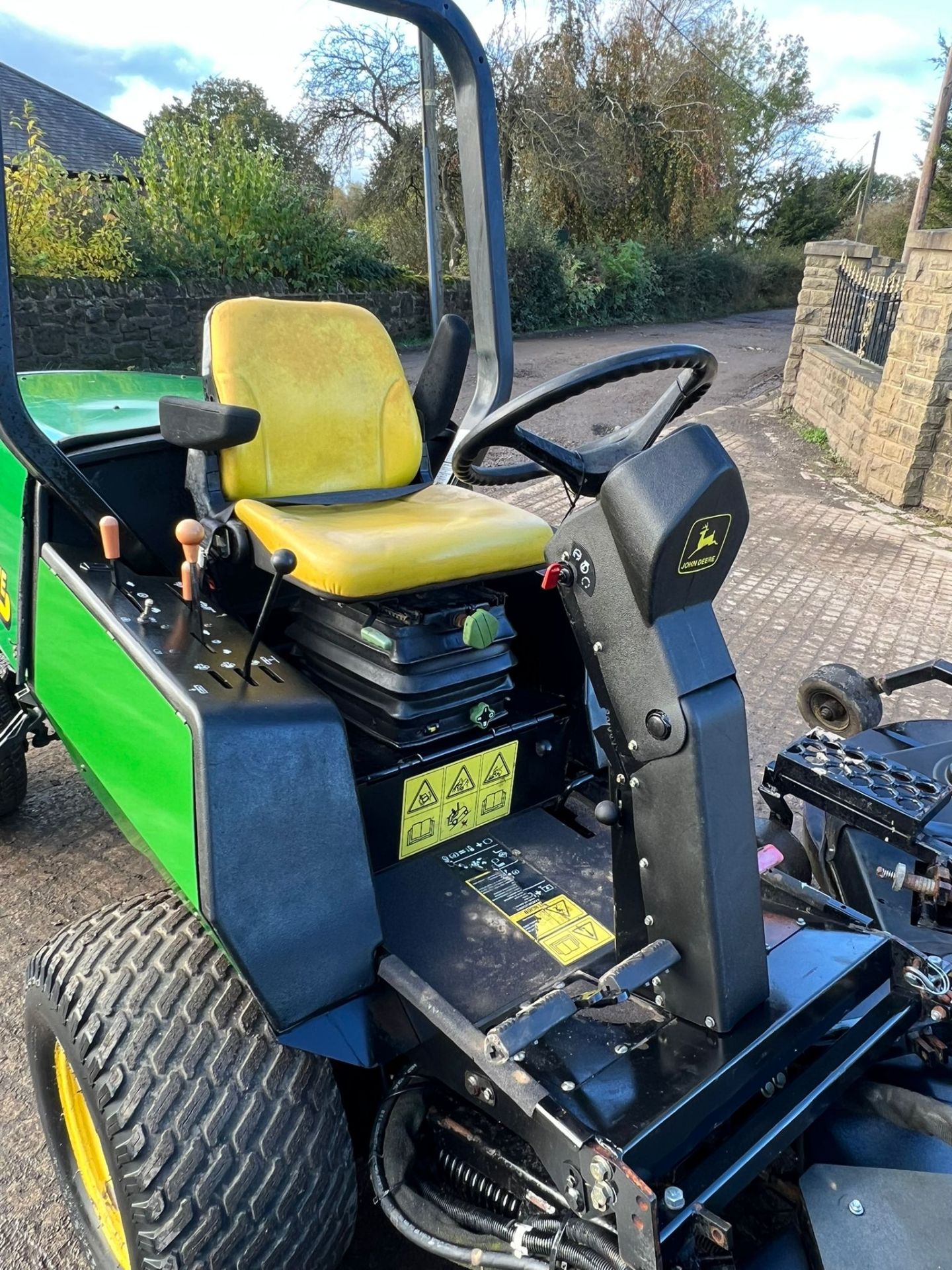 John Deere 1620 ride on lawn mower very low hours! *PLUS VAT* - Image 16 of 22