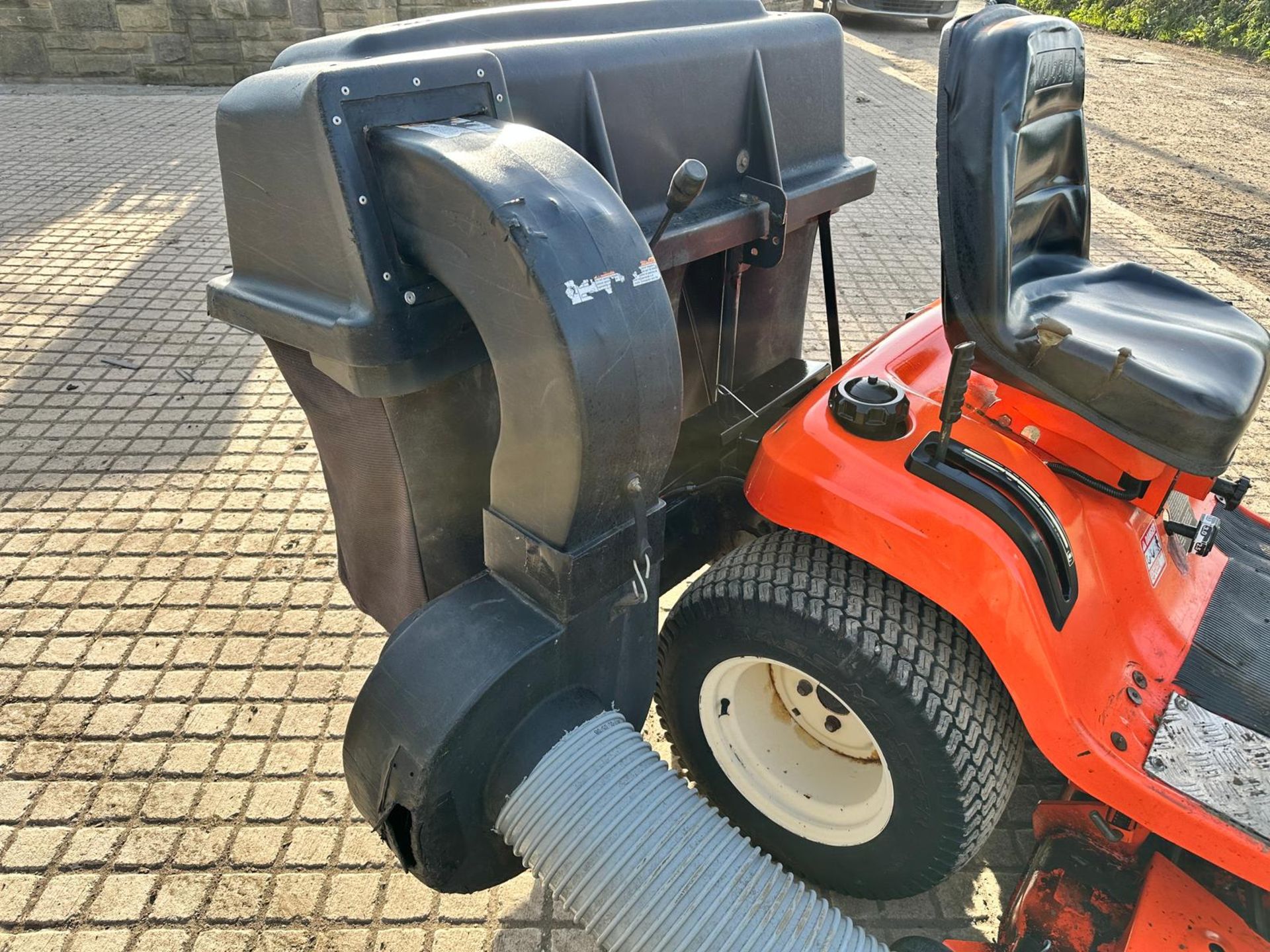 KUBOTA G2160 DIESEL RIDE ON MOWER WITH REAR COLLECTOR *PLUS VAT* - Image 12 of 15