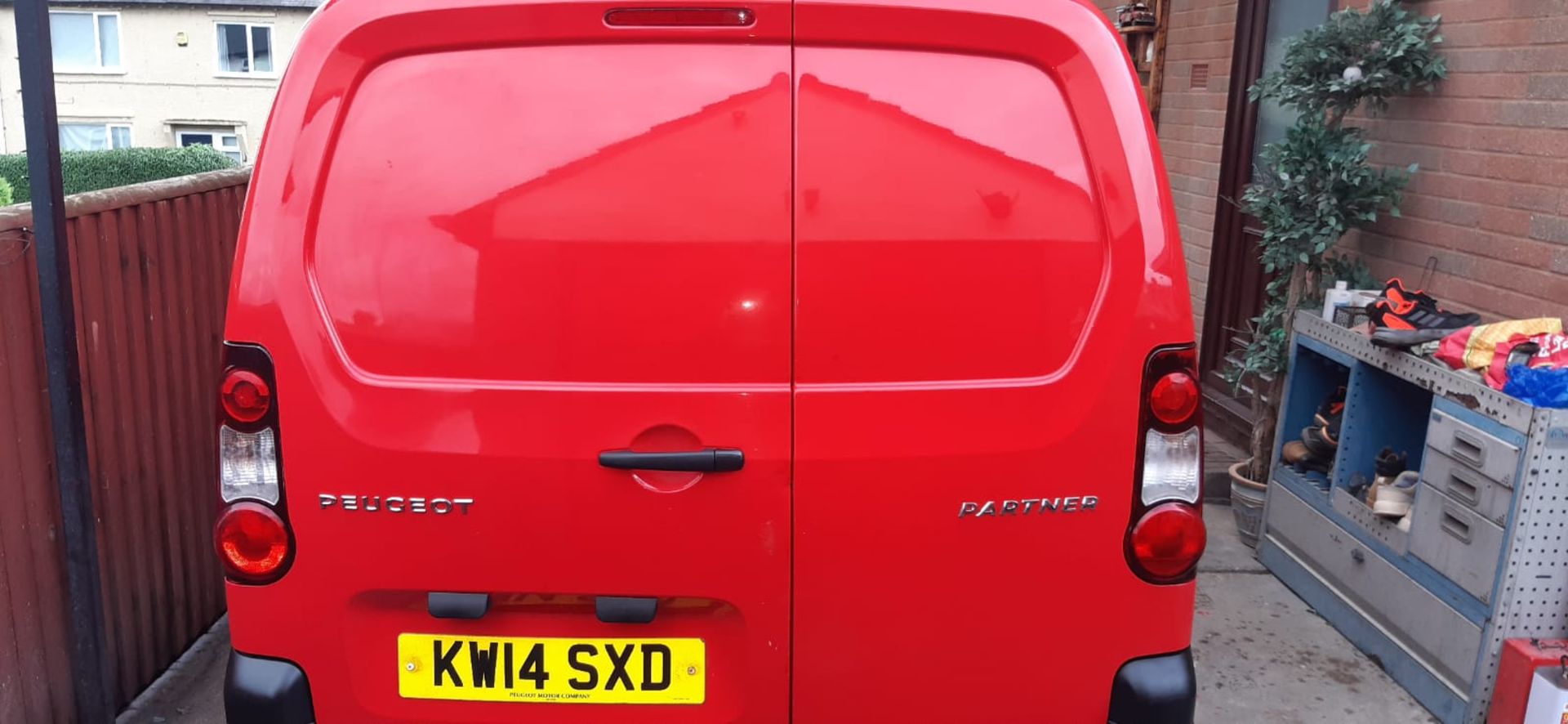 LOW MILEAGE (31,757mls)- 2014 PEUGEOT PARTNER 750 S L2 HDI RED PANEL VAN *NO VAT* - Image 4 of 13