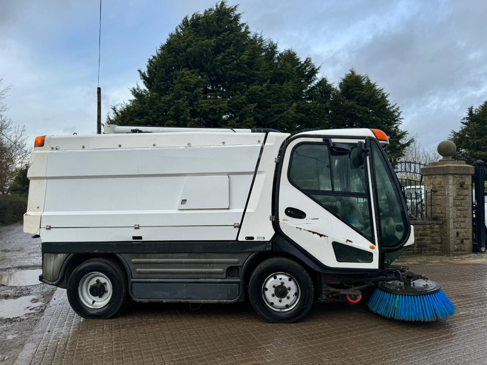 2015 JOHNSTON CX400 MID RANGE ROAD SWEEPER HIGH TIP *PLUS VAT* - Image 9 of 13