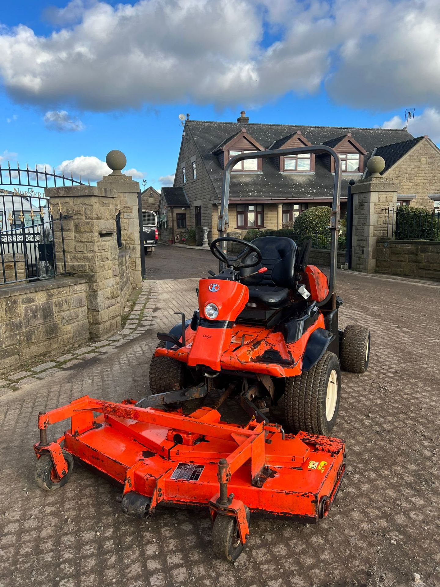 KUBOTA F3680 4WD OUTFRONT RIDE ON MOWER *PLUS VAT* - Image 4 of 12