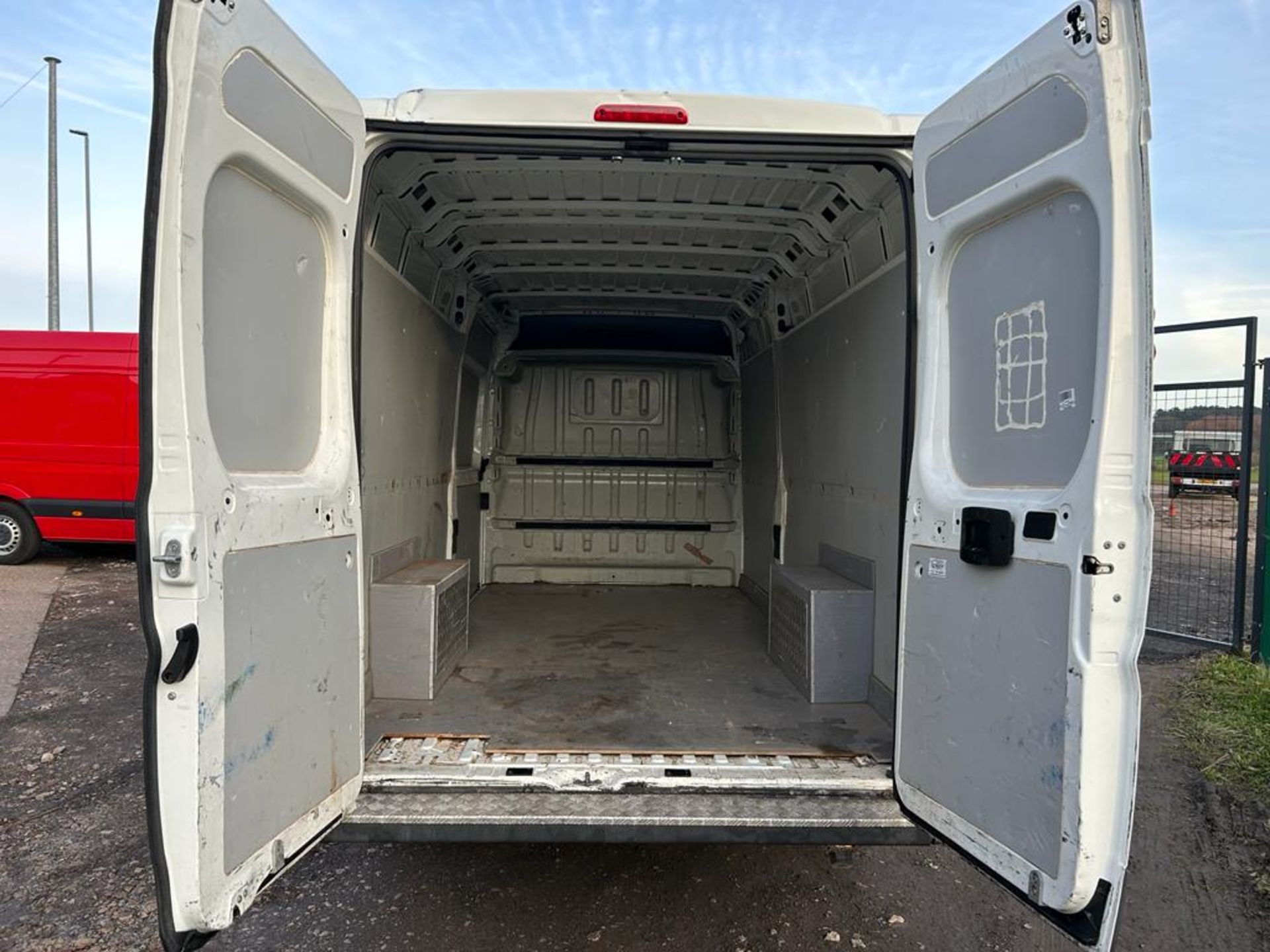 2018 PEUGEOT BOXER 435 L4H2 BLUE HDI WHITE PANEL VAN *NO VAT* - Image 8 of 13