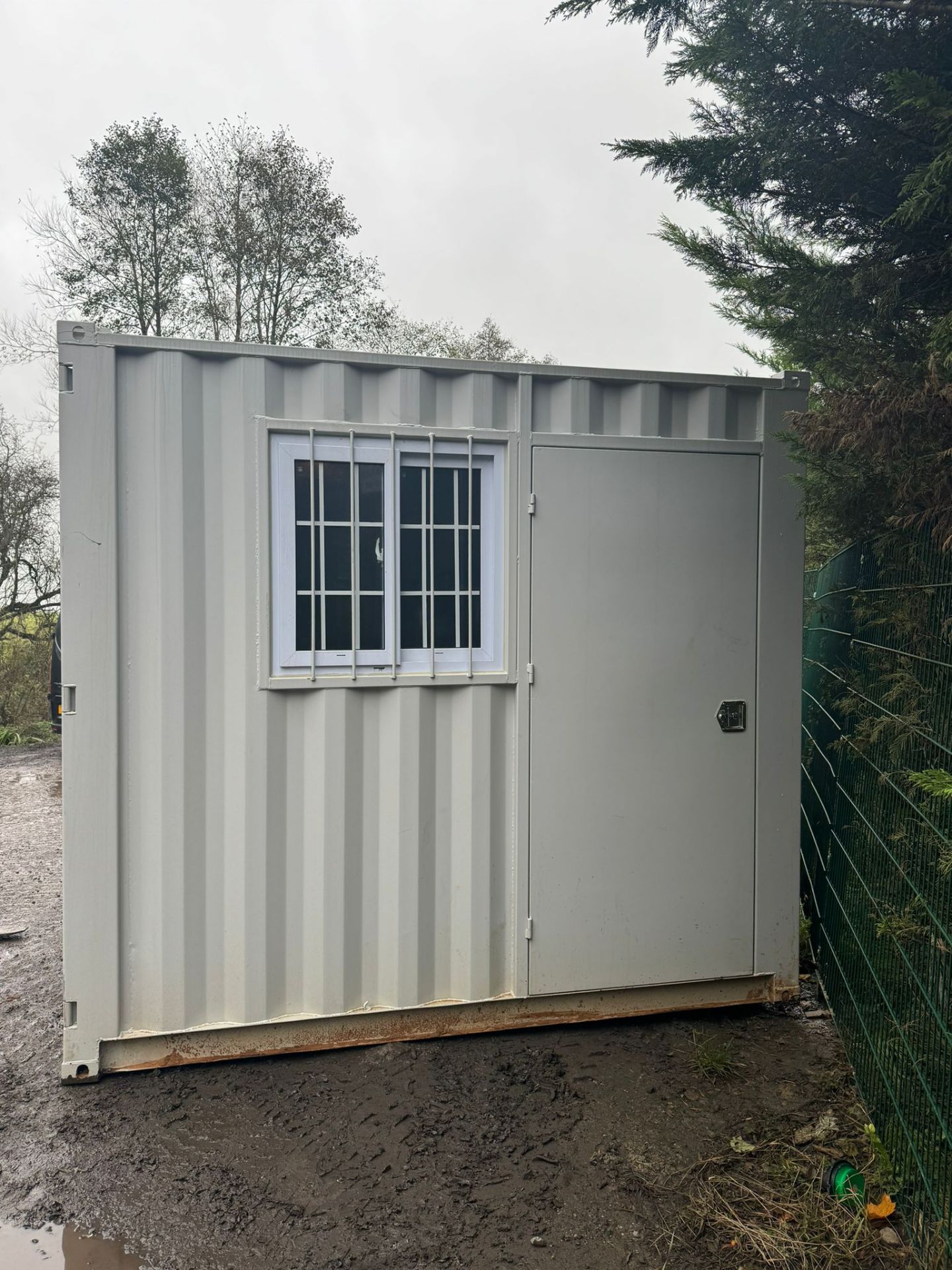 9ft OFFICE CONTAINER SIDE WINDOW SDIE DOOR AND TWO FRONT DOORS *PLUS VAT* - Image 4 of 8