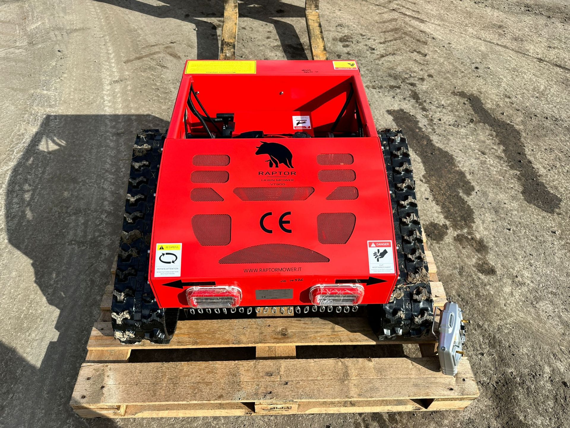 NEW/UNUSED RAPTOR VT900 BI-FUEL REMOTE CONTROLLED TRACKED BANK/SLOPE MOWER *PLUS VAT* - Image 2 of 13