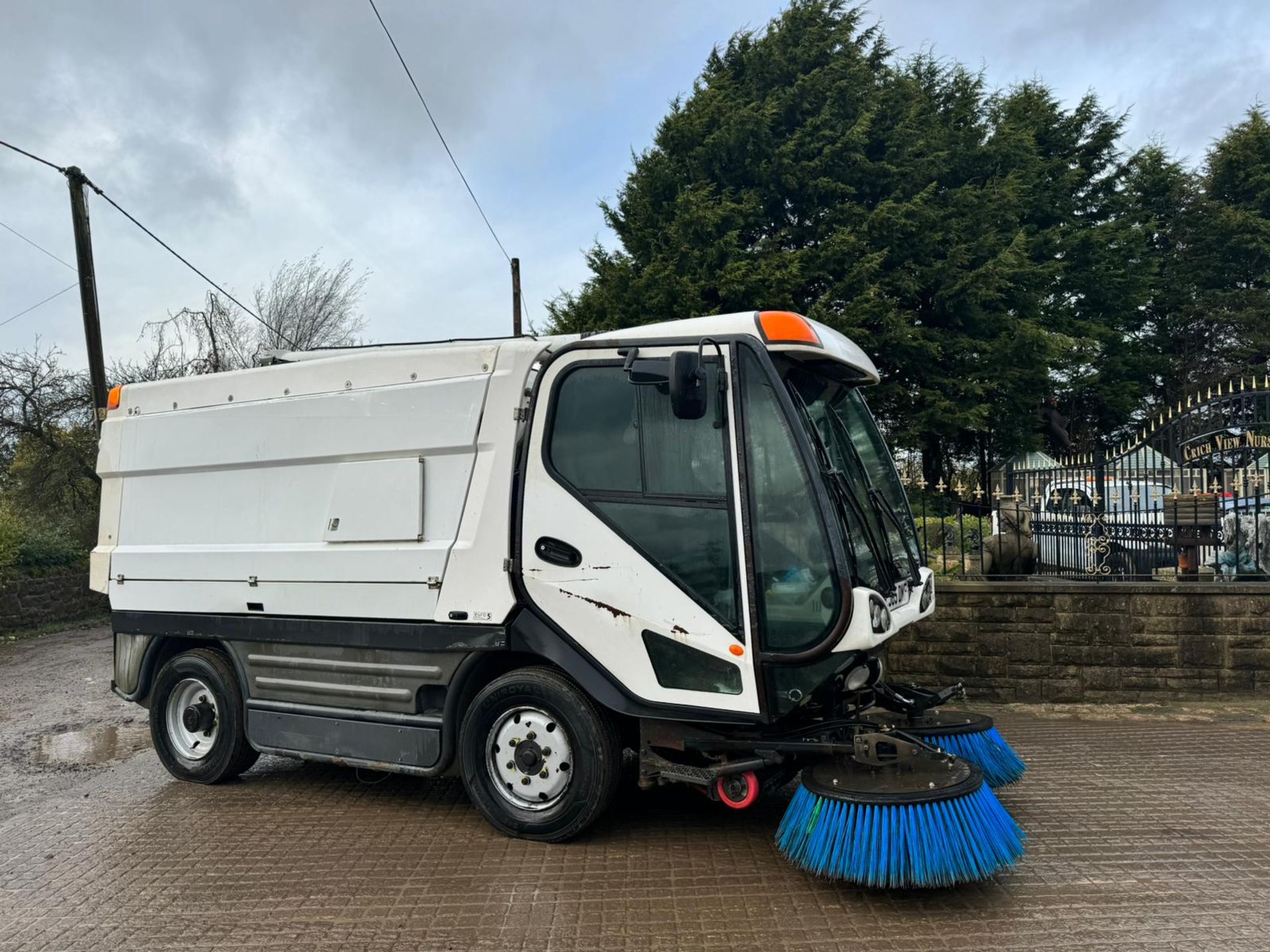 2015 JOHNSTON CX400 MID RANGE ROAD SWEEPER HIGH TIP *PLUS VAT* - Image 10 of 13