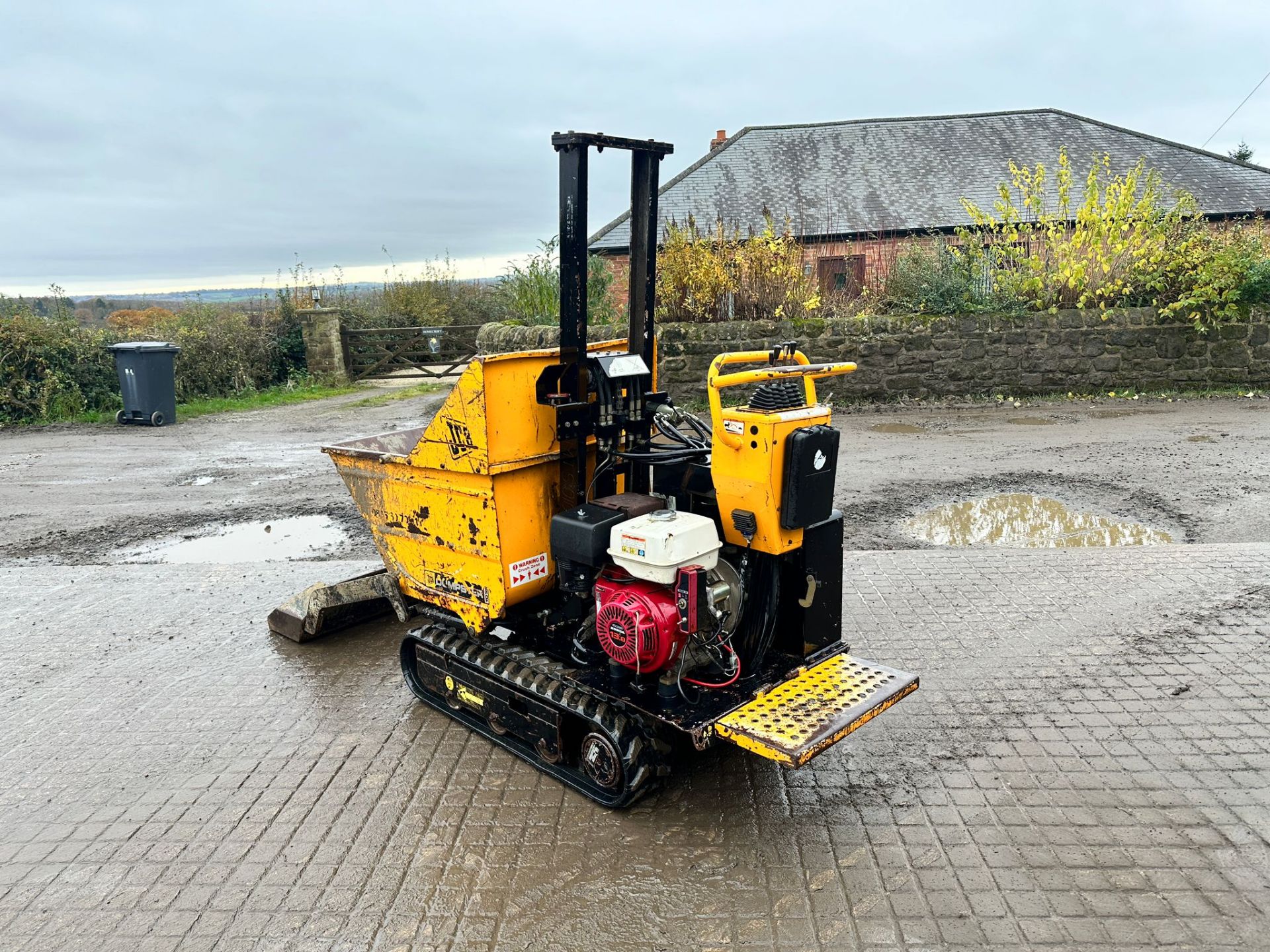 JCB TD10 HIGH TIP TRACKED DUMPER WITH SELF LOADING BUCKET *PLUS VAT* - Image 5 of 18