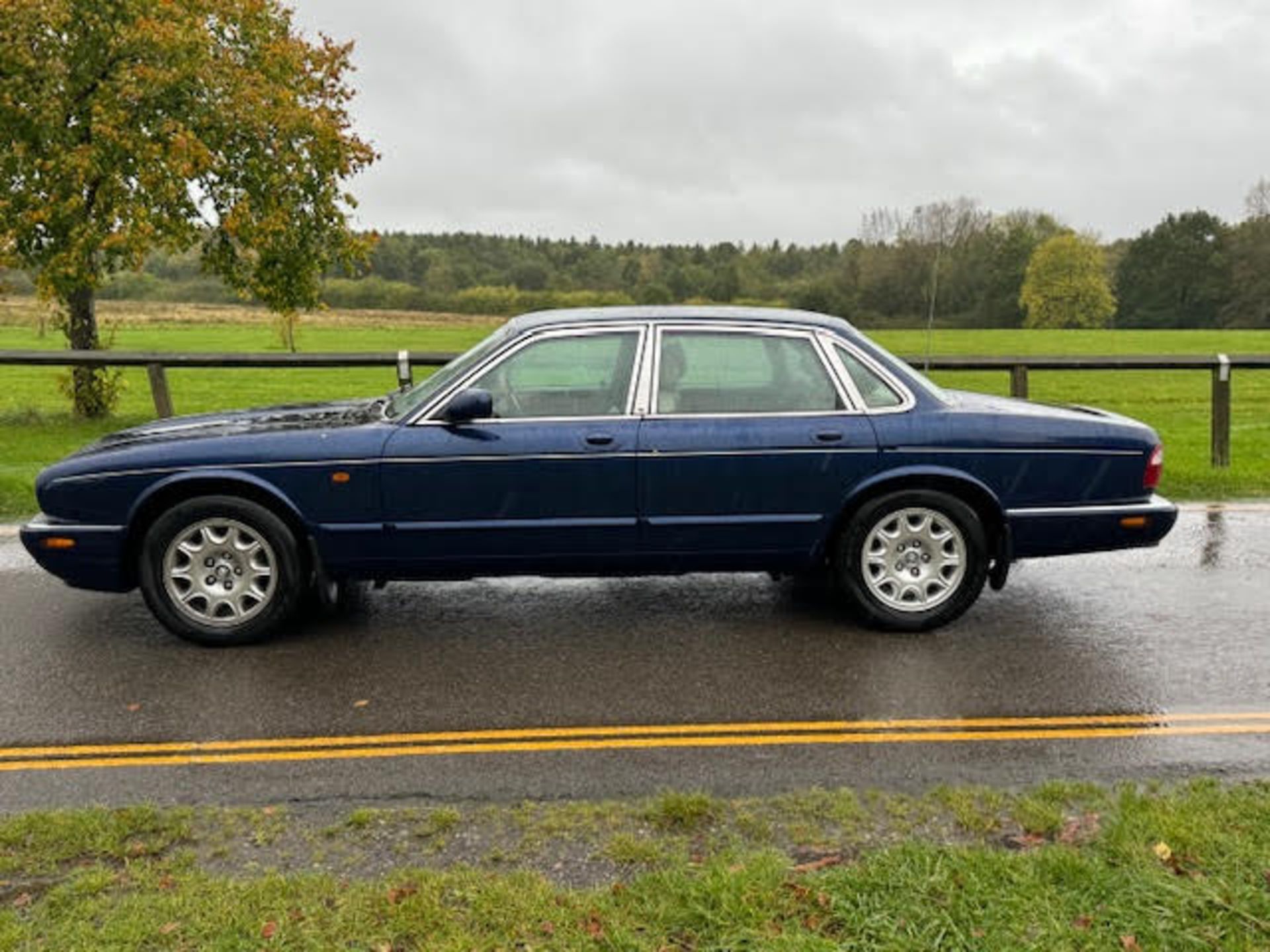 2001 JAGUAR XJ EXECUTIVE AUTO BLUE SALOON *NO VAT* - Image 4 of 11